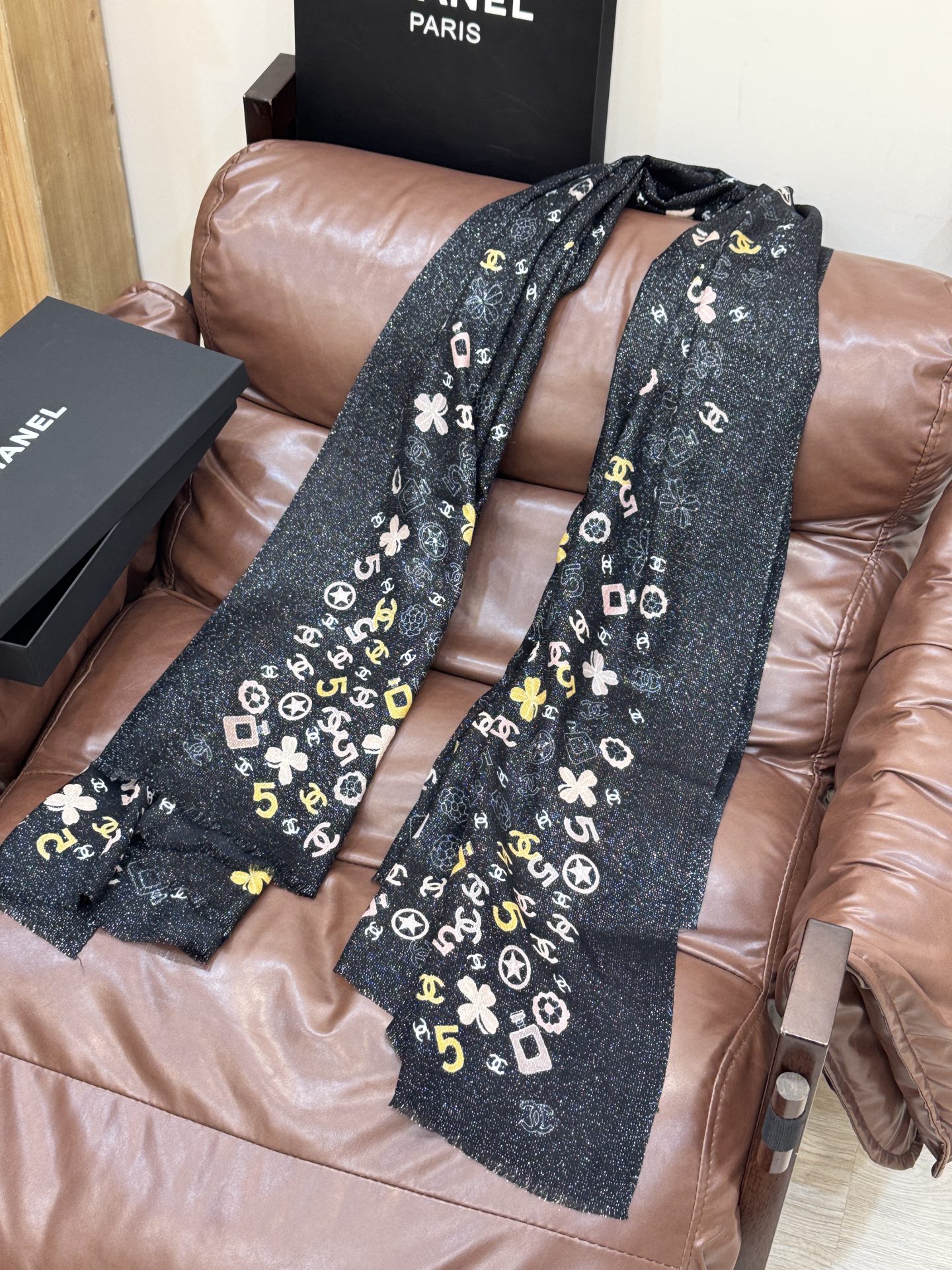 会发光发亮的围巾 💟CHANEL香奈儿经典元素设计优雅大方，绕在颈间超级完美💋💋简直人间的尤物😍 专柜品