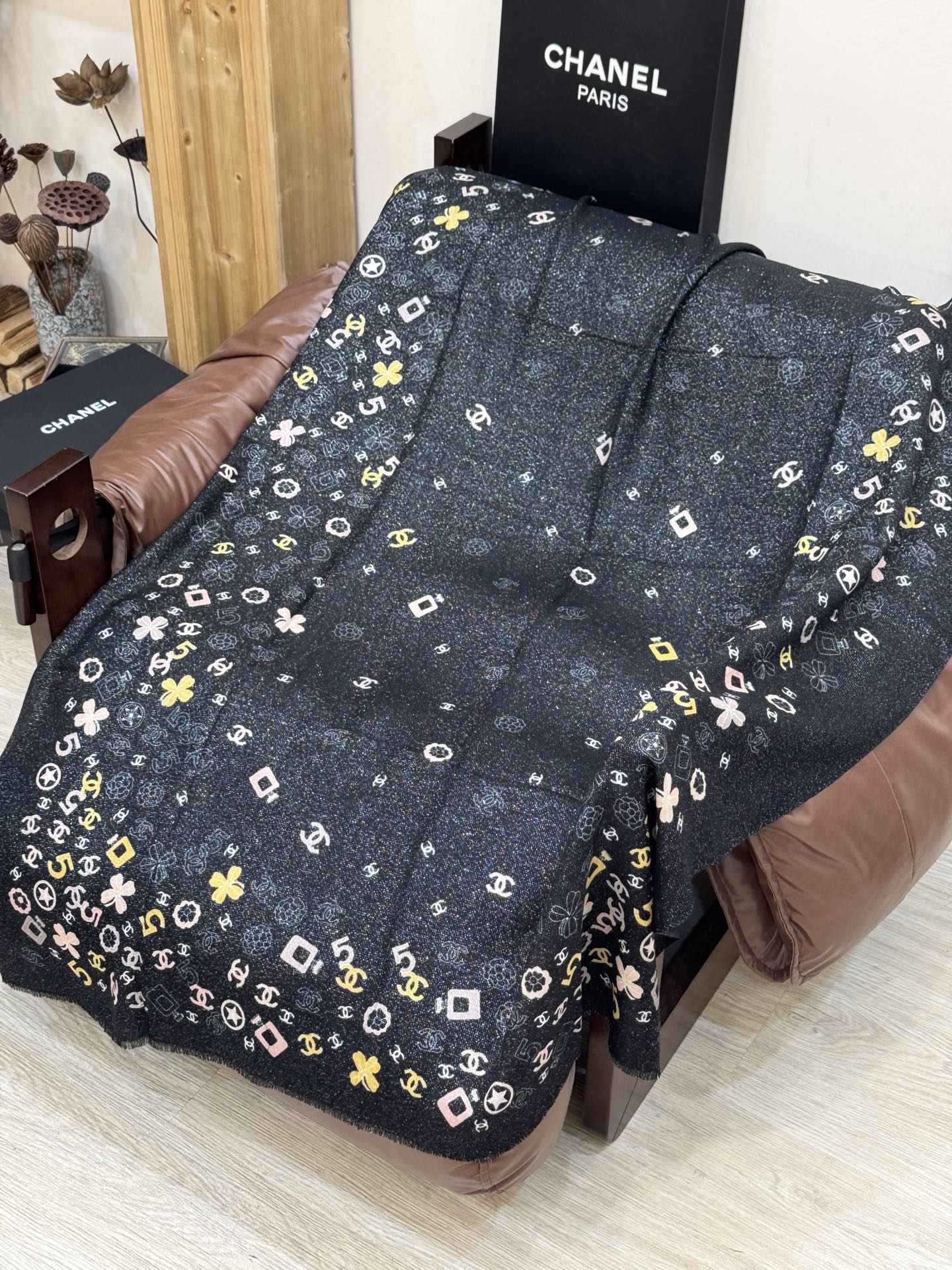 会发光发亮的围巾 💟CHANEL香奈儿经典元素设计优雅大方，绕在颈间超级完美💋💋简直人间的尤物😍 专柜品