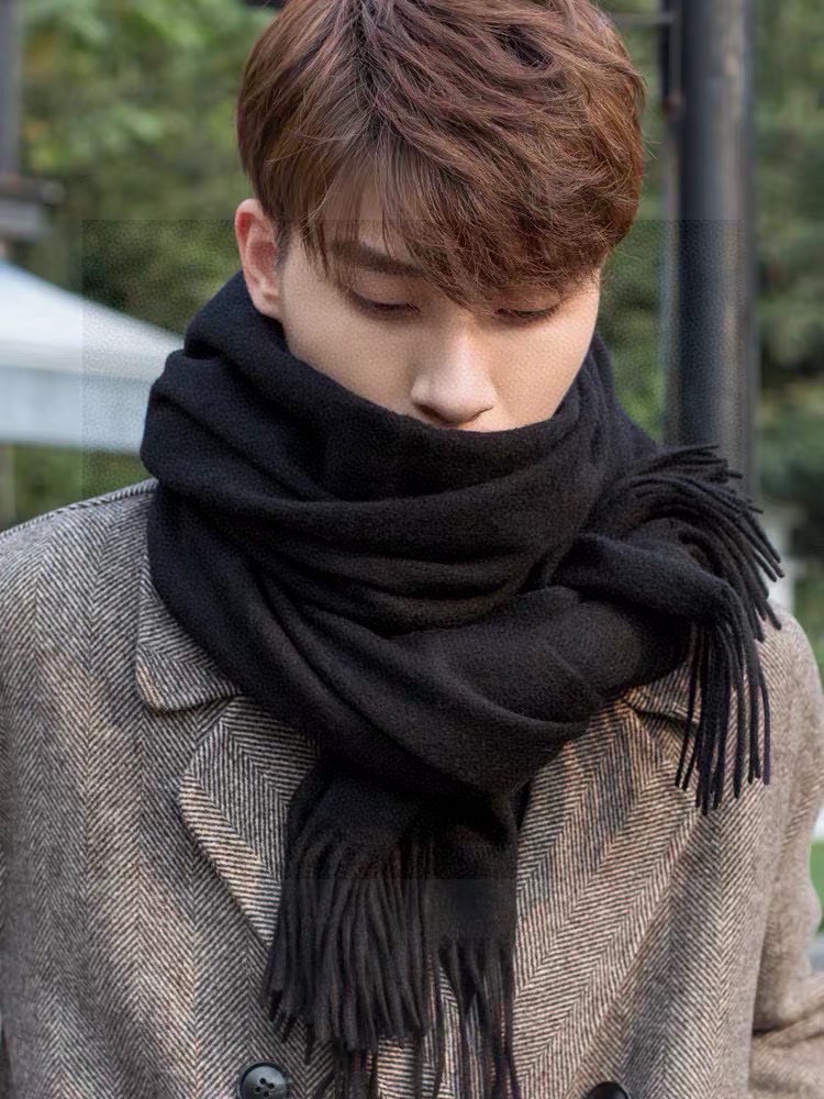 普拉达（PRADA）最新情侣款围巾 大方 简约 是成功男士不二追求 经典图案搭配LOGO设计 时尚色调 