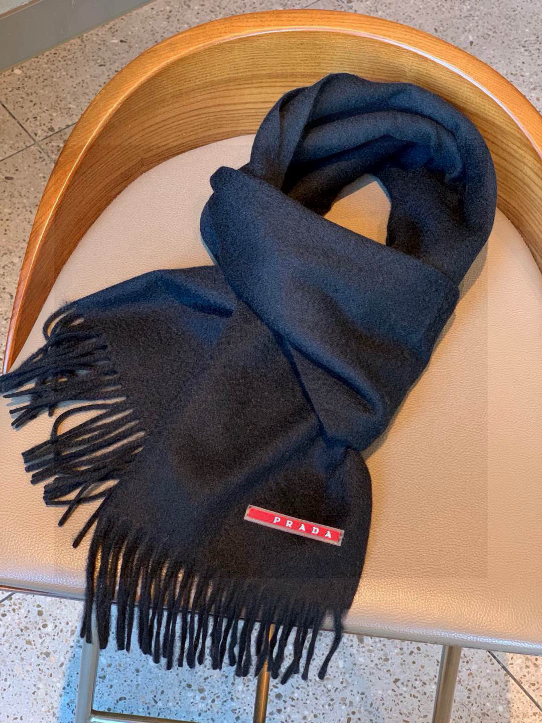 普拉达（PRADA）最新情侣款围巾 大方 简约 是成功男士不二追求 经典图案搭配LOGO设计 时尚色调 
