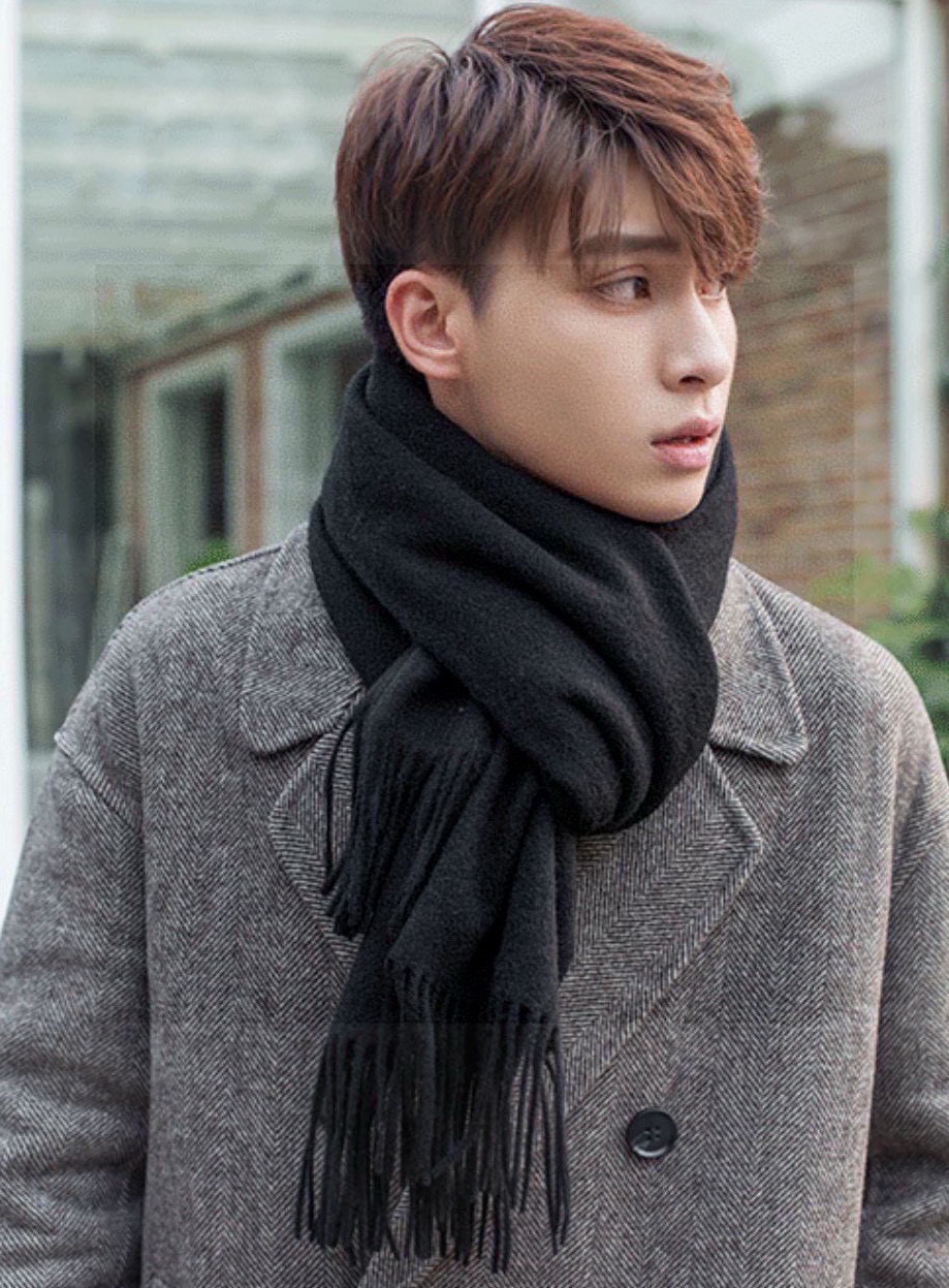 普拉达（PRADA）最新情侣款围巾 大方 简约 是成功男士不二追求 经典图案搭配LOGO设计 时尚色调 