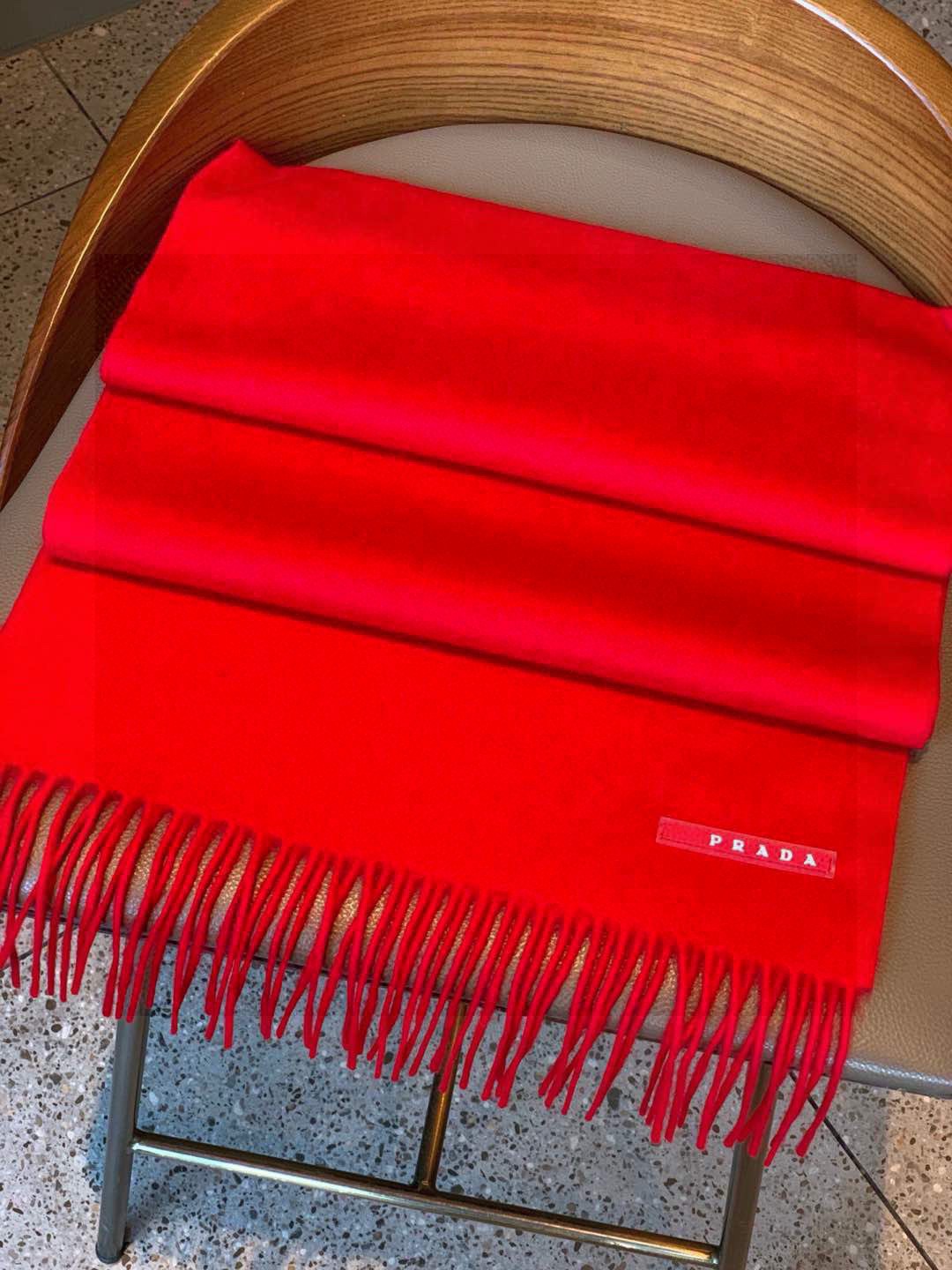 普拉达（PRADA）最新情侣款围巾 大方 简约 是成功男士不二追求 经典图案搭配LOGO设计 时尚色调 