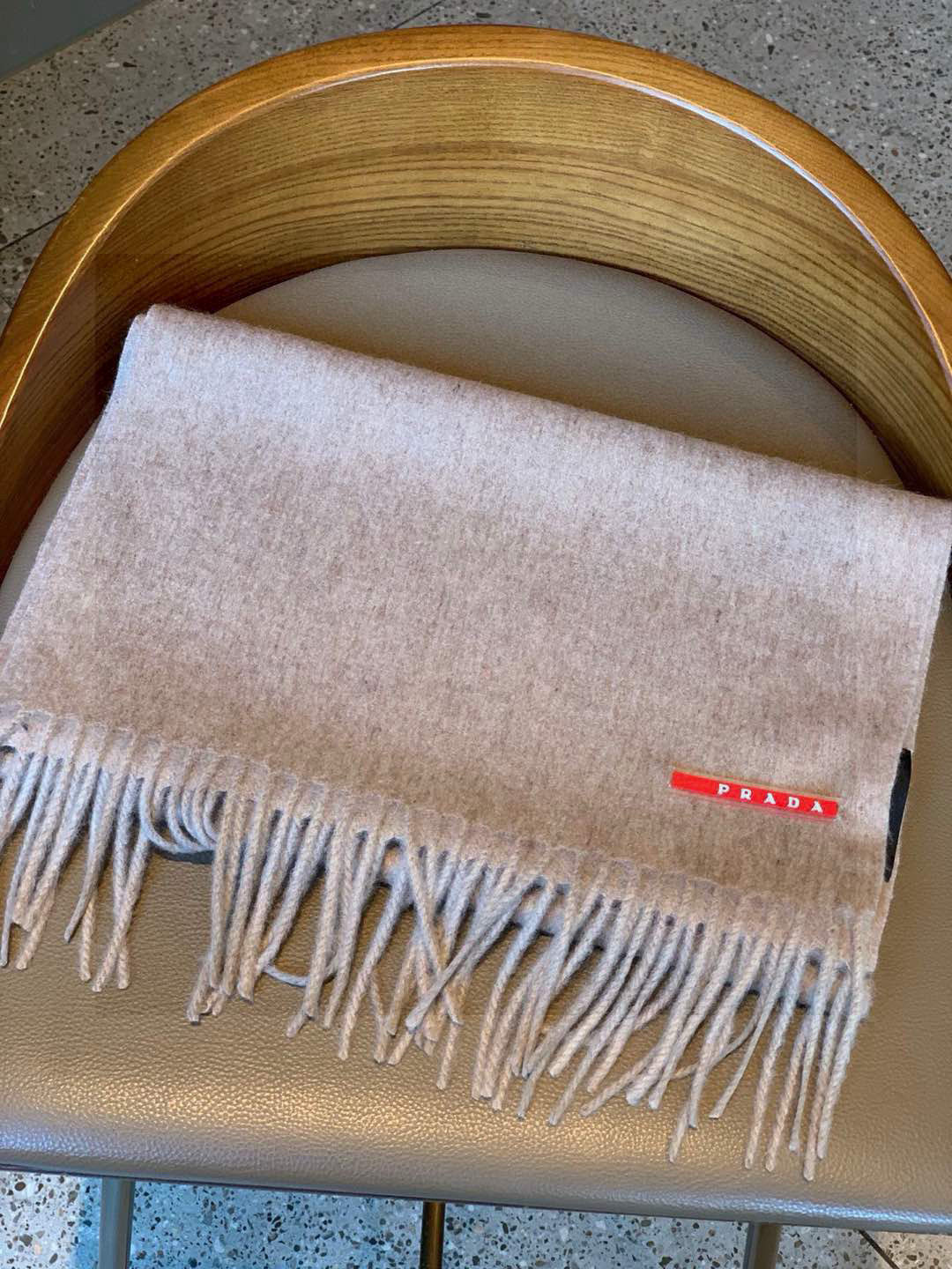 普拉达（PRADA）最新情侣款围巾 大方 简约 是成功男士不二追求 经典图案搭配LOGO设计 时尚色调 