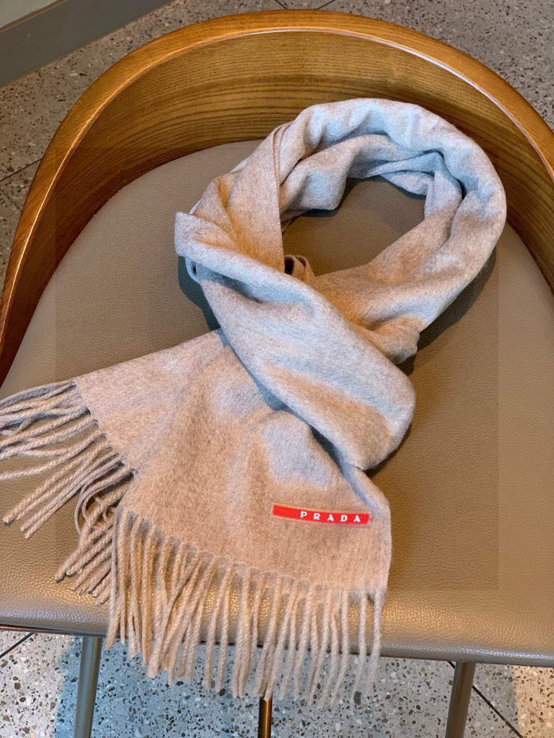 普拉达（PRADA）最新情侣款围巾 大方 简约 是成功男士不二追求 经典图案搭配LOGO设计 时尚色调 