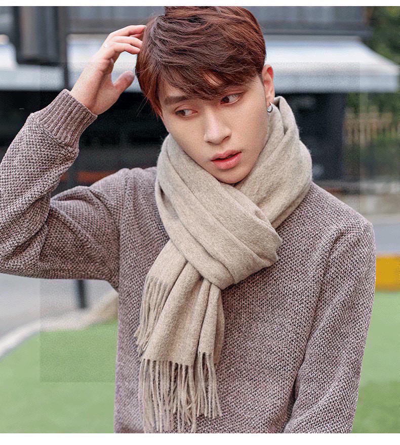 普拉达（PRADA）最新情侣款围巾 大方 简约 是成功男士不二追求 经典图案搭配LOGO设计 时尚色调 