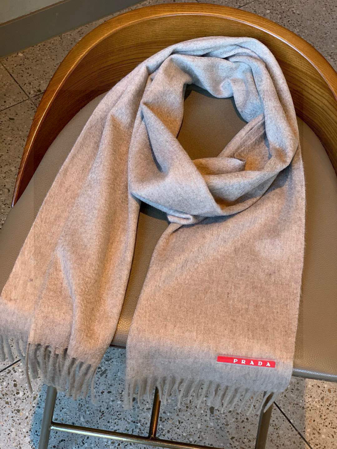 普拉达（PRADA）最新情侣款围巾 大方 简约 是成功男士不二追求 经典图案搭配LOGO设计 时尚色调 
