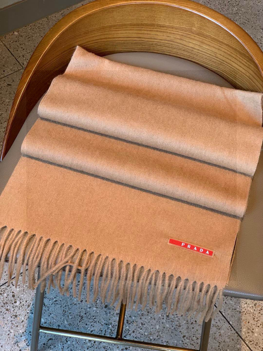 普拉达（PRADA）最新情侣款围巾 大方 简约 是成功男士不二追求 经典图案搭配LOGO设计 时尚色调 