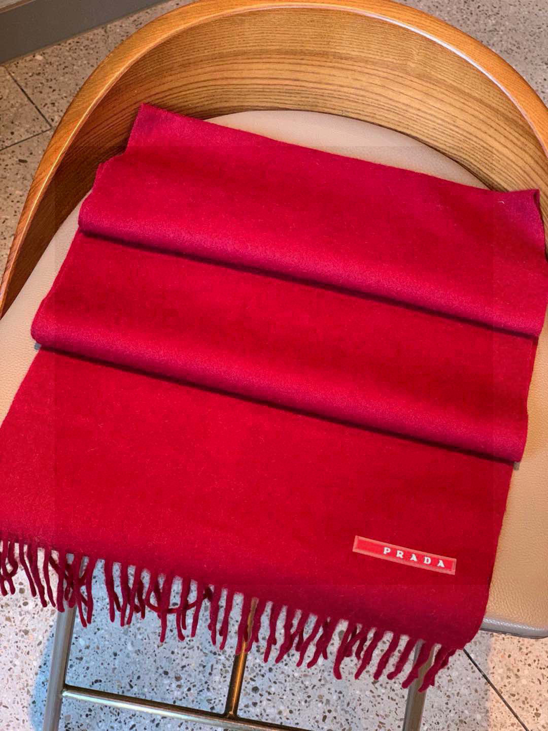 普拉达（PRADA）最新情侣款围巾 大方 简约 是成功男士不二追求 经典图案搭配LOGO设计 时尚色调 