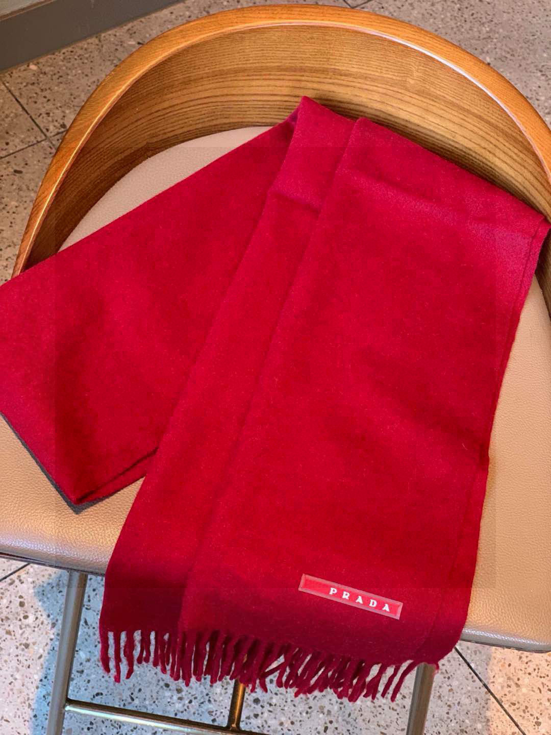 普拉达（PRADA）最新情侣款围巾 大方 简约 是成功男士不二追求 经典图案搭配LOGO设计 时尚色调 