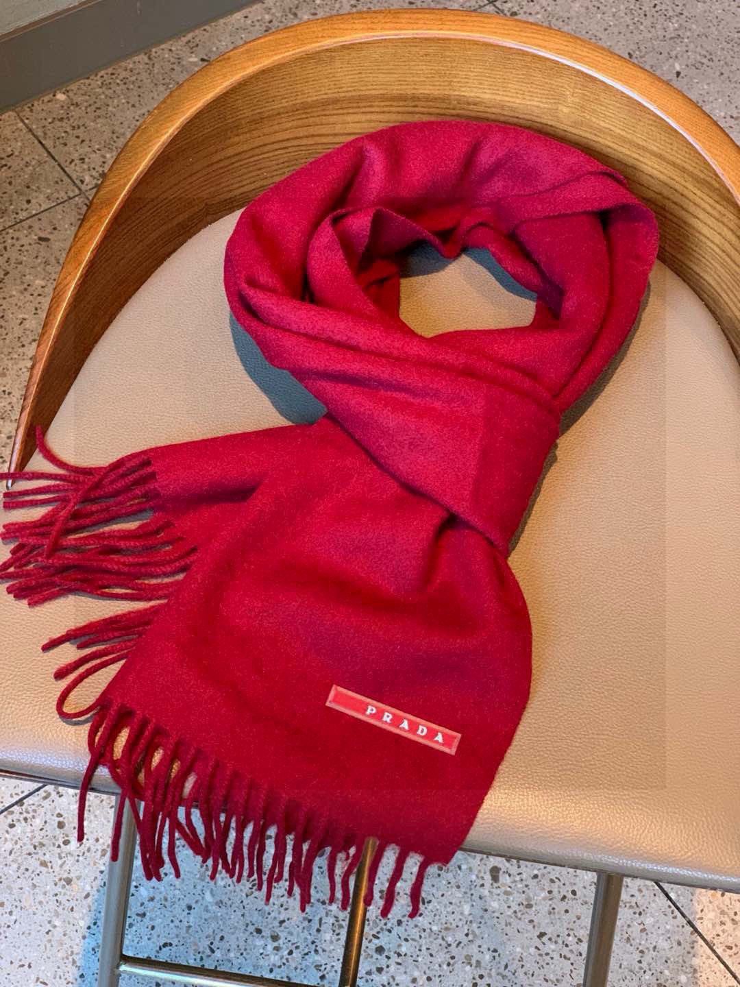 普拉达（PRADA）最新情侣款围巾 大方 简约 是成功男士不二追求 经典图案搭配LOGO设计 时尚色调 