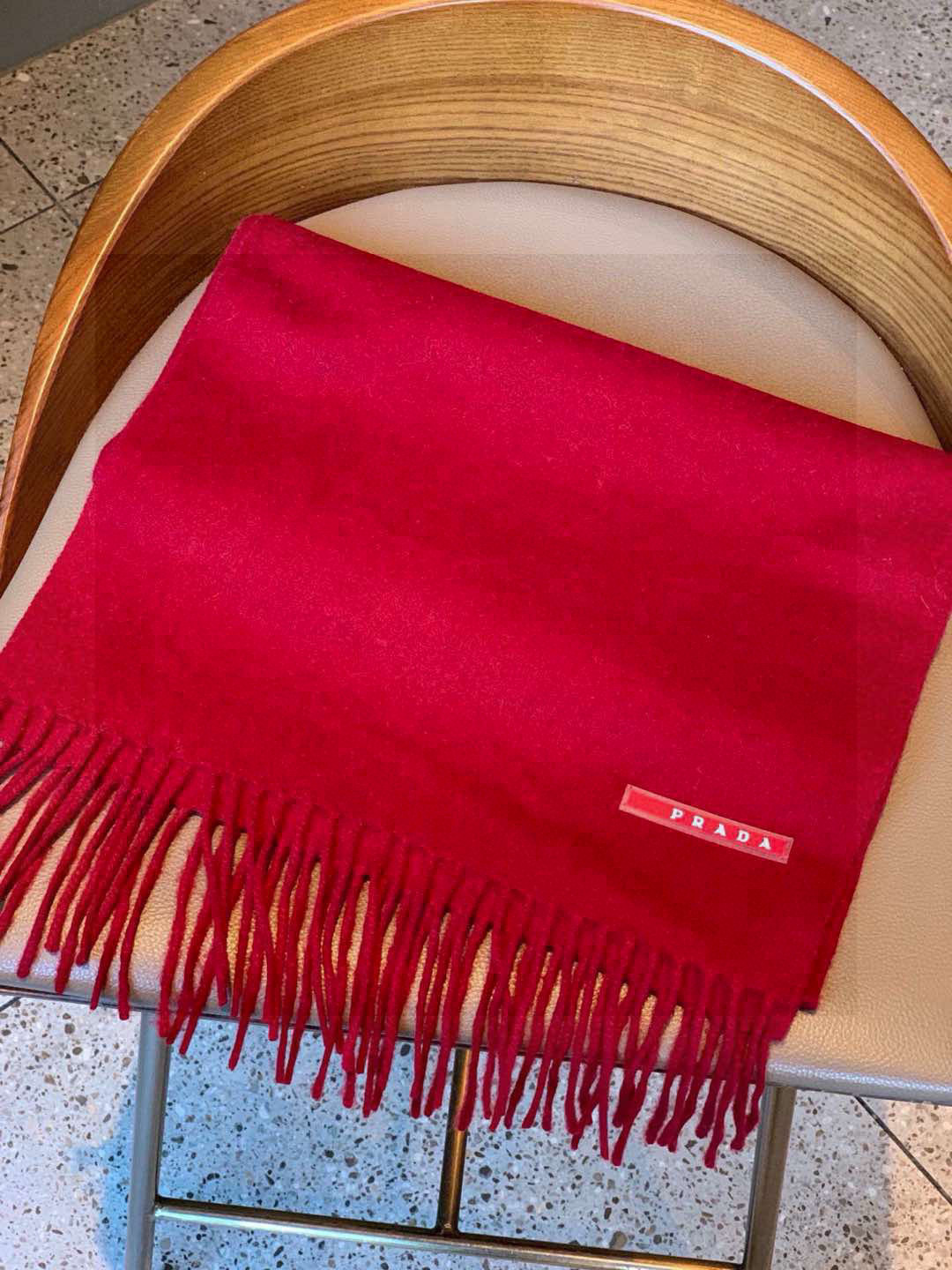 普拉达（PRADA）最新情侣款围巾 大方 简约 是成功男士不二追求 经典图案搭配LOGO设计 时尚色调 