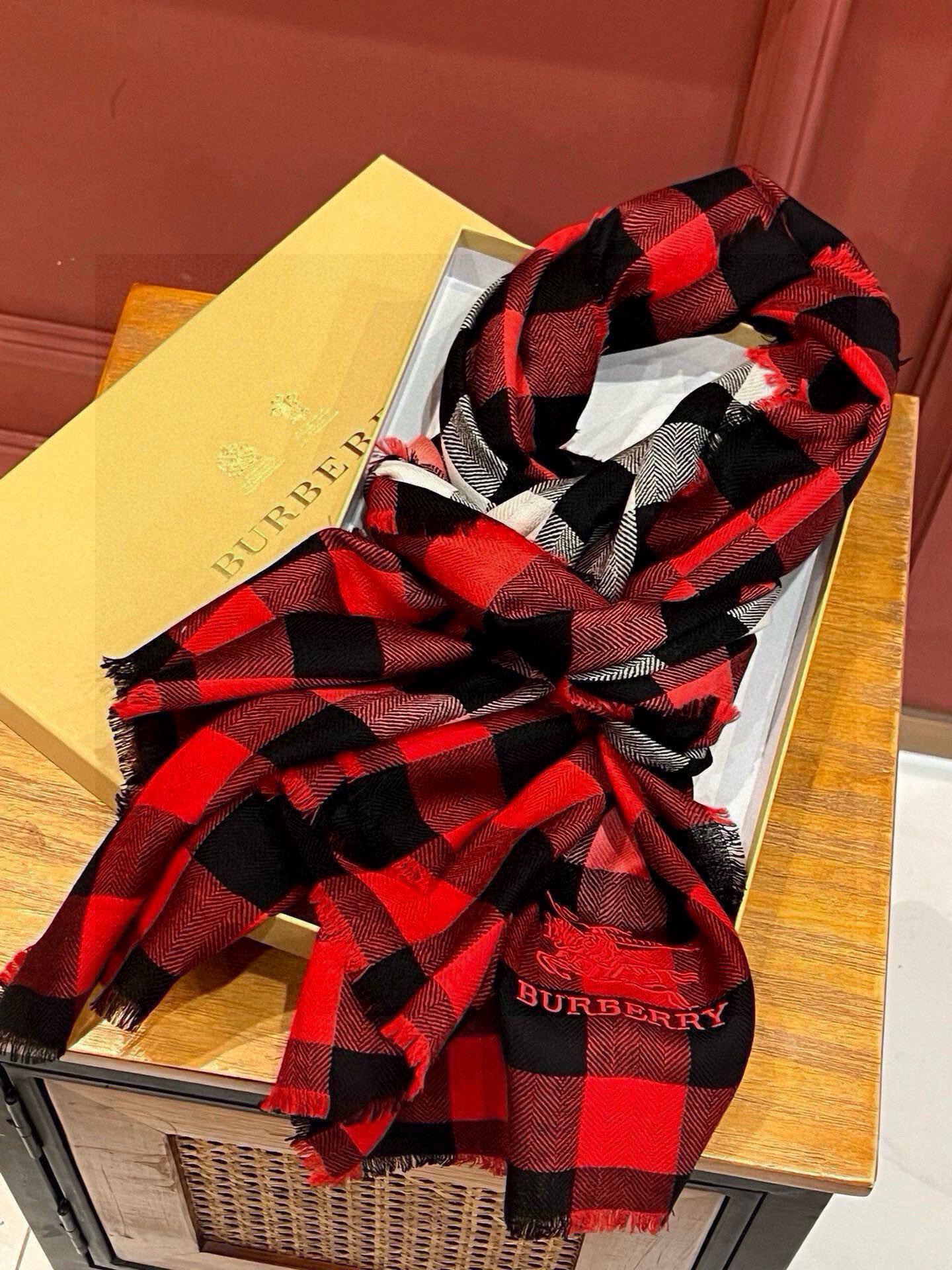 巴宝莉 四季款轻盈格纹羊绒围巾 新款采用澳洲纤维细度最好的白山羊绒为原料 含量高达100%山羊绒；流苏格