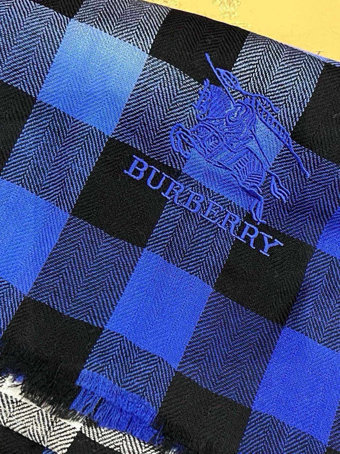 巴宝莉 四季款轻盈格纹羊绒围巾 新款采用澳洲纤维细度最好的白山羊绒为原料 含量高达100%山羊绒；流苏格