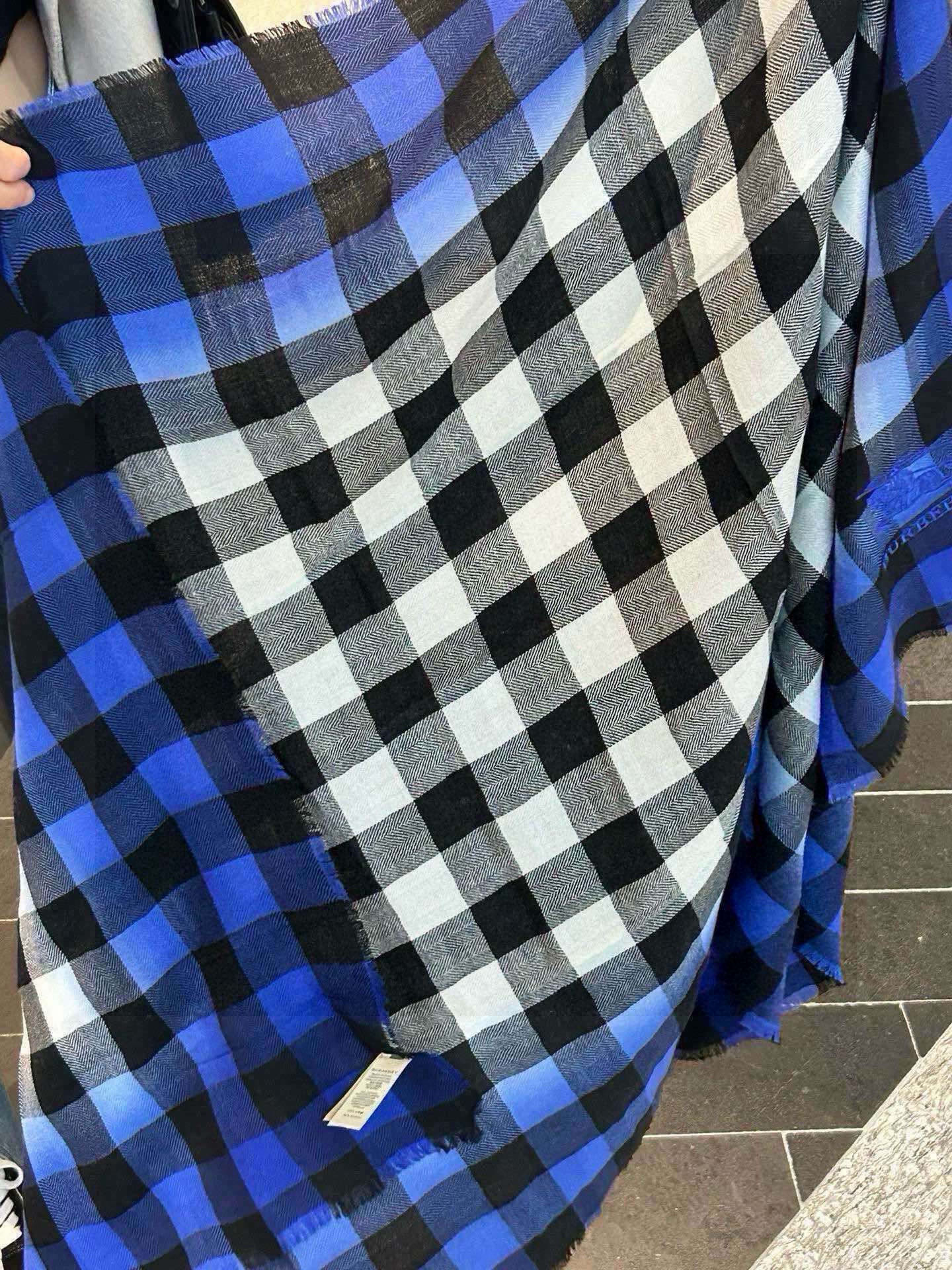 巴宝莉 四季款轻盈格纹羊绒围巾 新款采用澳洲纤维细度最好的白山羊绒为原料 含量高达100%山羊绒；流苏格