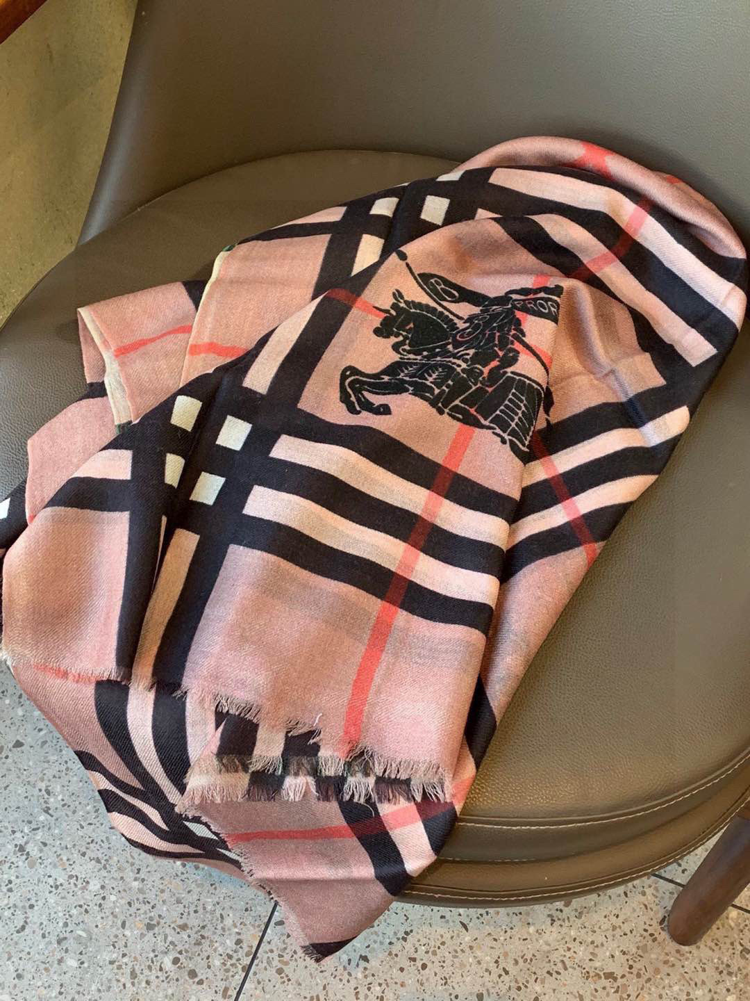 巴宝莉采用经典原版马标工艺❗️❗️❗️❗️纯正客供克什米尔山羊绒200支戒指绒 加密处理.手感好到没朋友