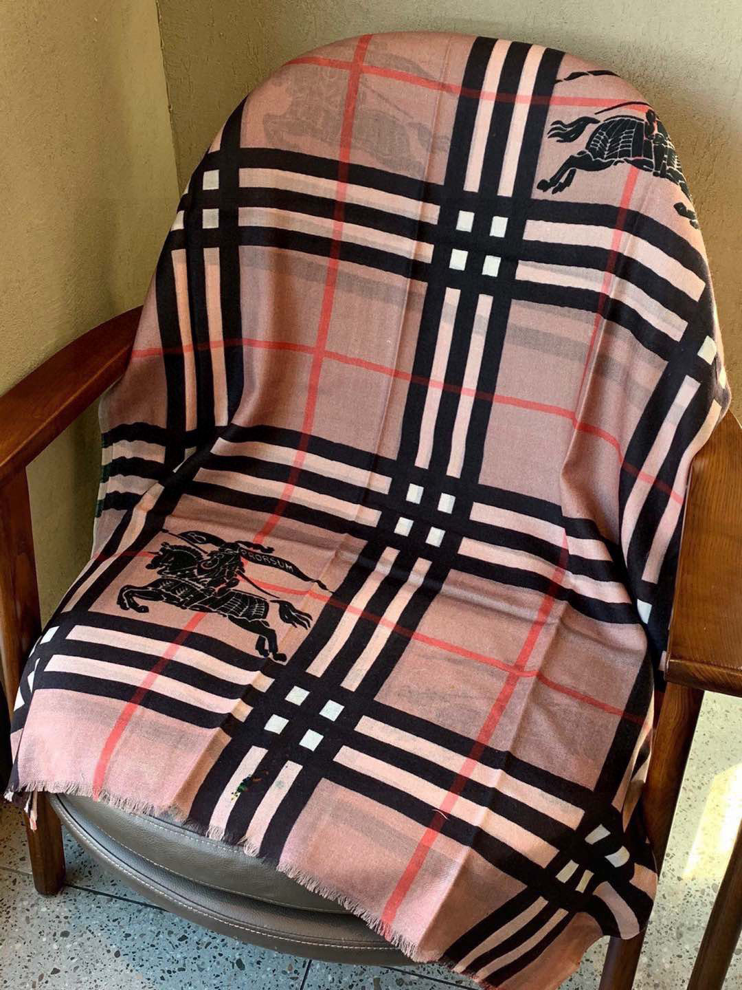 巴宝莉采用经典原版马标工艺❗️❗️❗️❗️纯正客供克什米尔山羊绒200支戒指绒 加密处理.手感好到没朋友