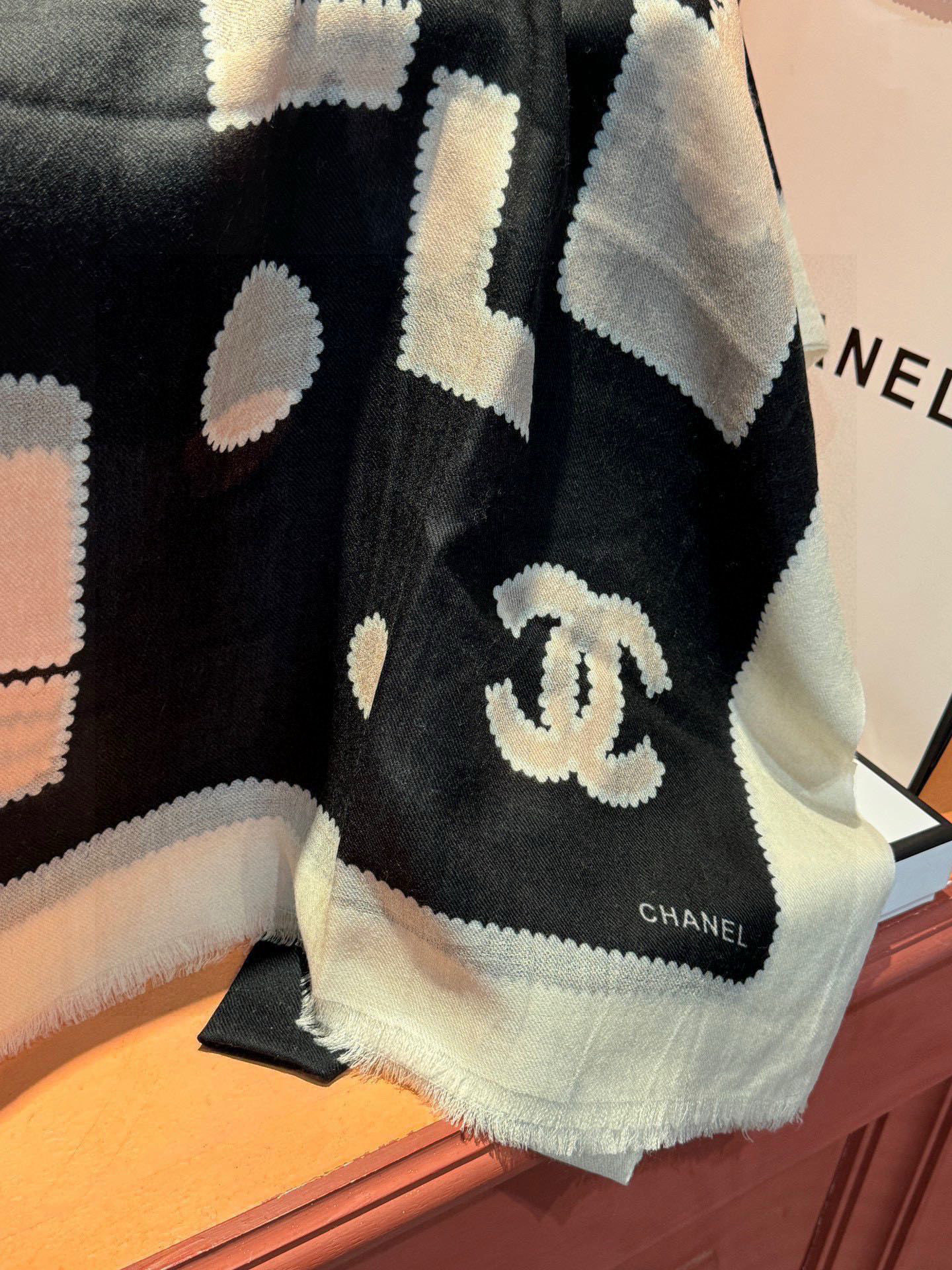 重点推荐！！！高级舒适时髦气质，相信我的就收吧！香奈儿这款触动内心的柔美围巾，无法模仿的颜色和气质！！！