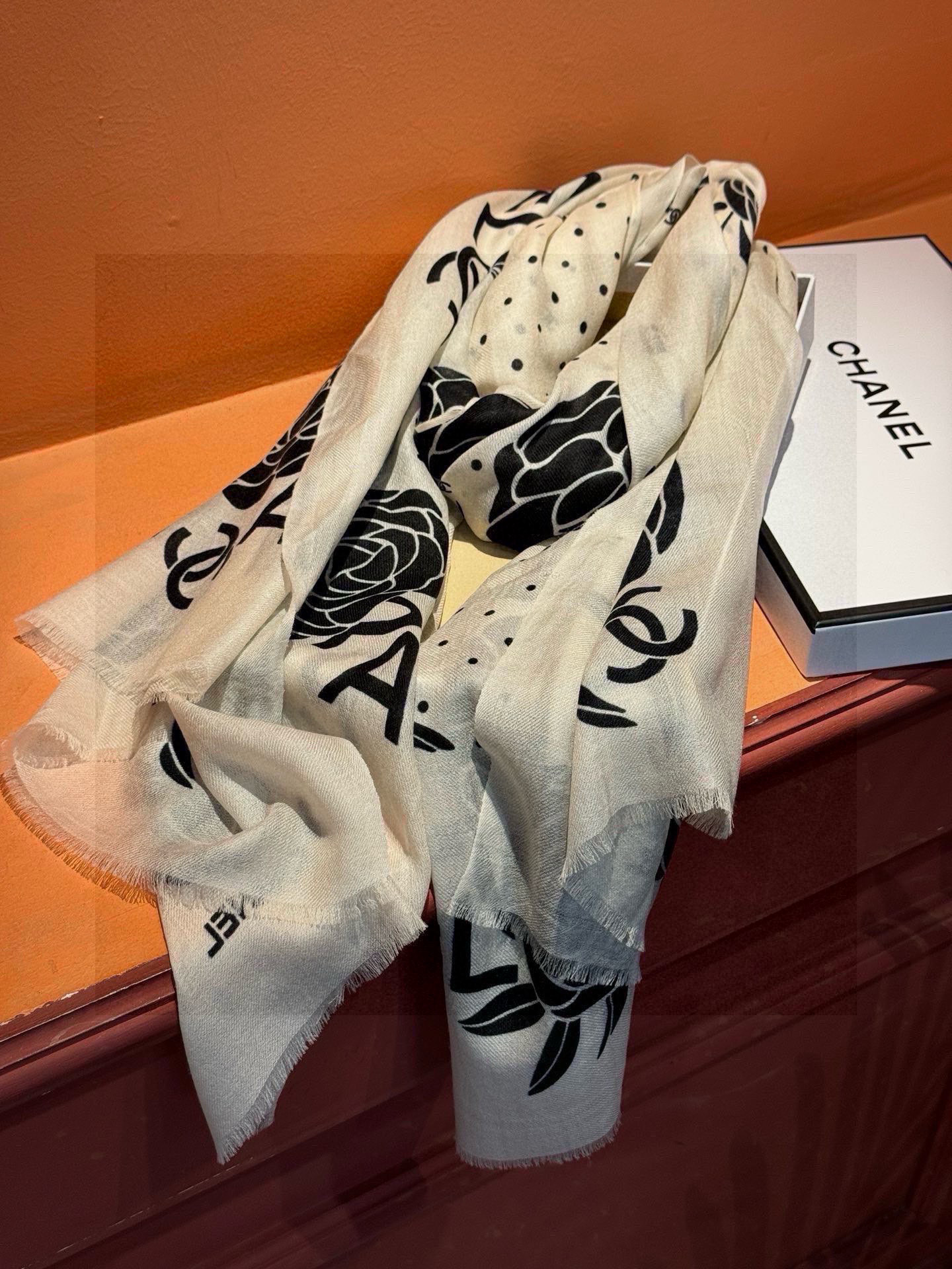 羊绒新款💞 新❤小香【山茶花长围巾】~超级抬气色！高级女人味！羊绒围巾也能这么美！！！这款双面花卉羊绒围