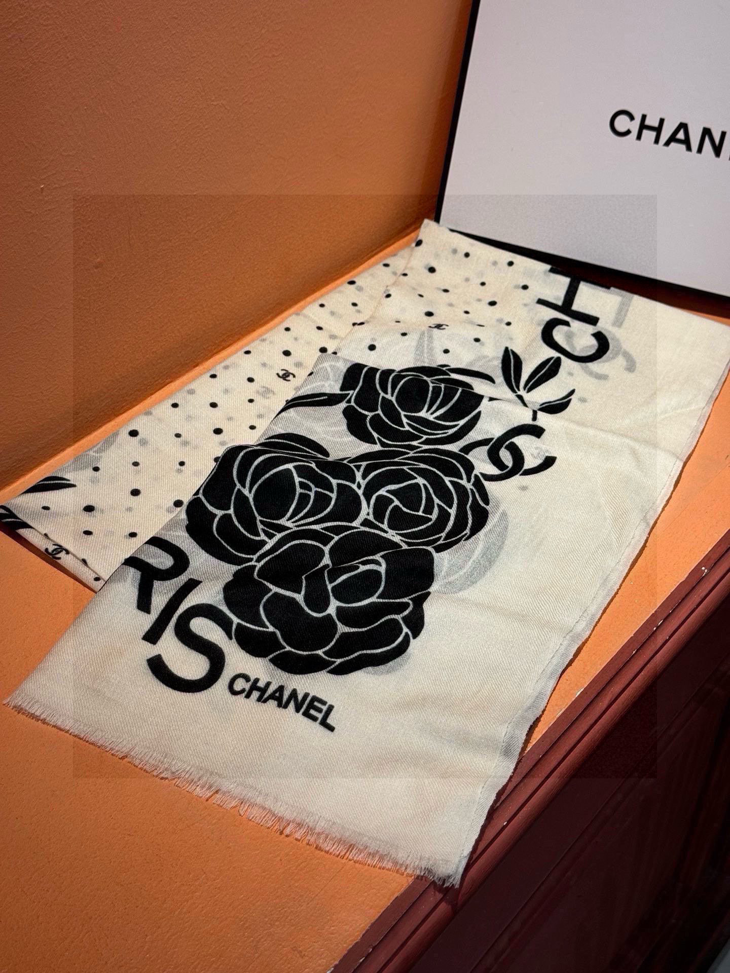 羊绒新款💞 新❤小香【山茶花长围巾】~超级抬气色！高级女人味！羊绒围巾也能这么美！！！这款双面花卉羊绒围