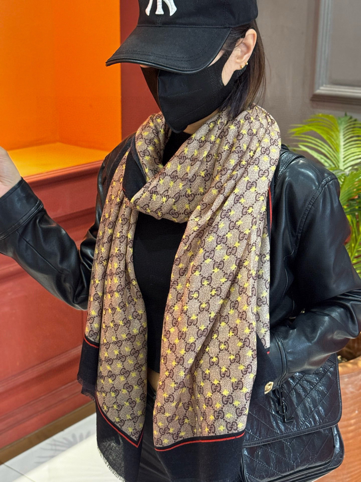 ✨✨GUCCI新款！ 印花工艺 稀疏层次设计 配以精美 真心特别 上身简直了‼️ 围着不说话都散发着优雅