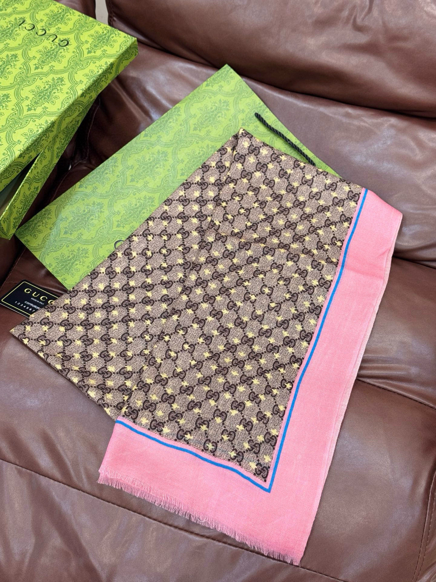 ✨✨GUCCI新款！ 印花工艺 稀疏层次设计 配以精美 真心特别 上身简直了‼️ 围着不说话都散发着优雅