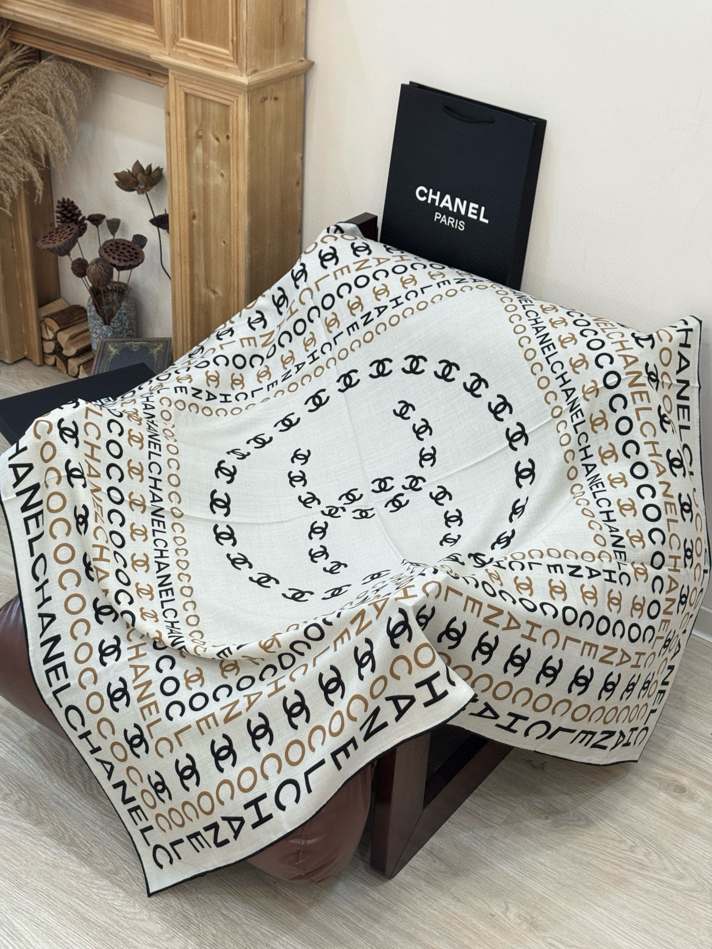 Chanel ~20。【140顶级双面丝绒披肩】香家logo与字母的完美碰撞设计底部还有隐隐约约的双C小