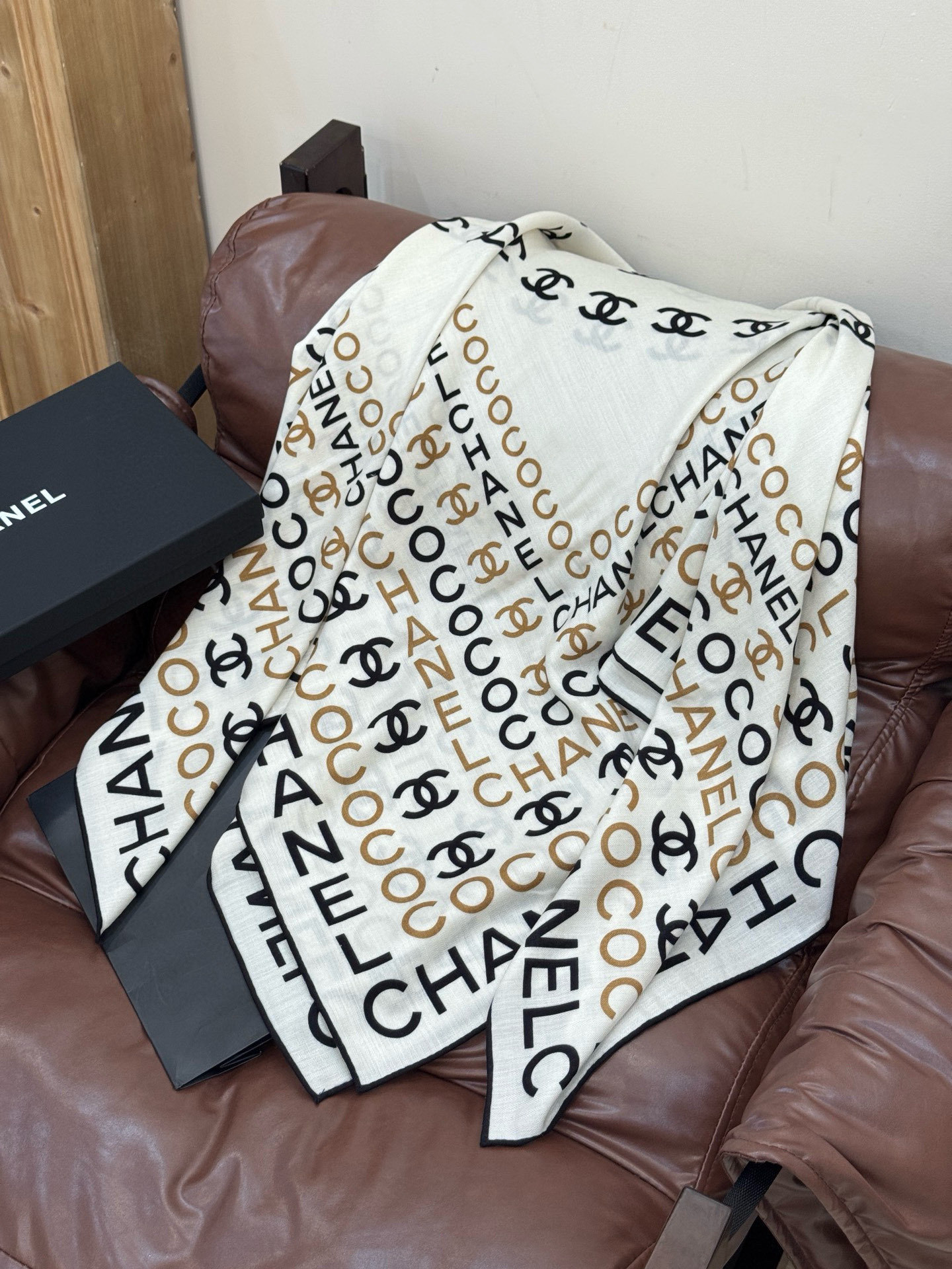 Chanel ~20。【140顶级双面丝绒披肩】香家logo与字母的完美碰撞设计底部还有隐隐约约的双C小