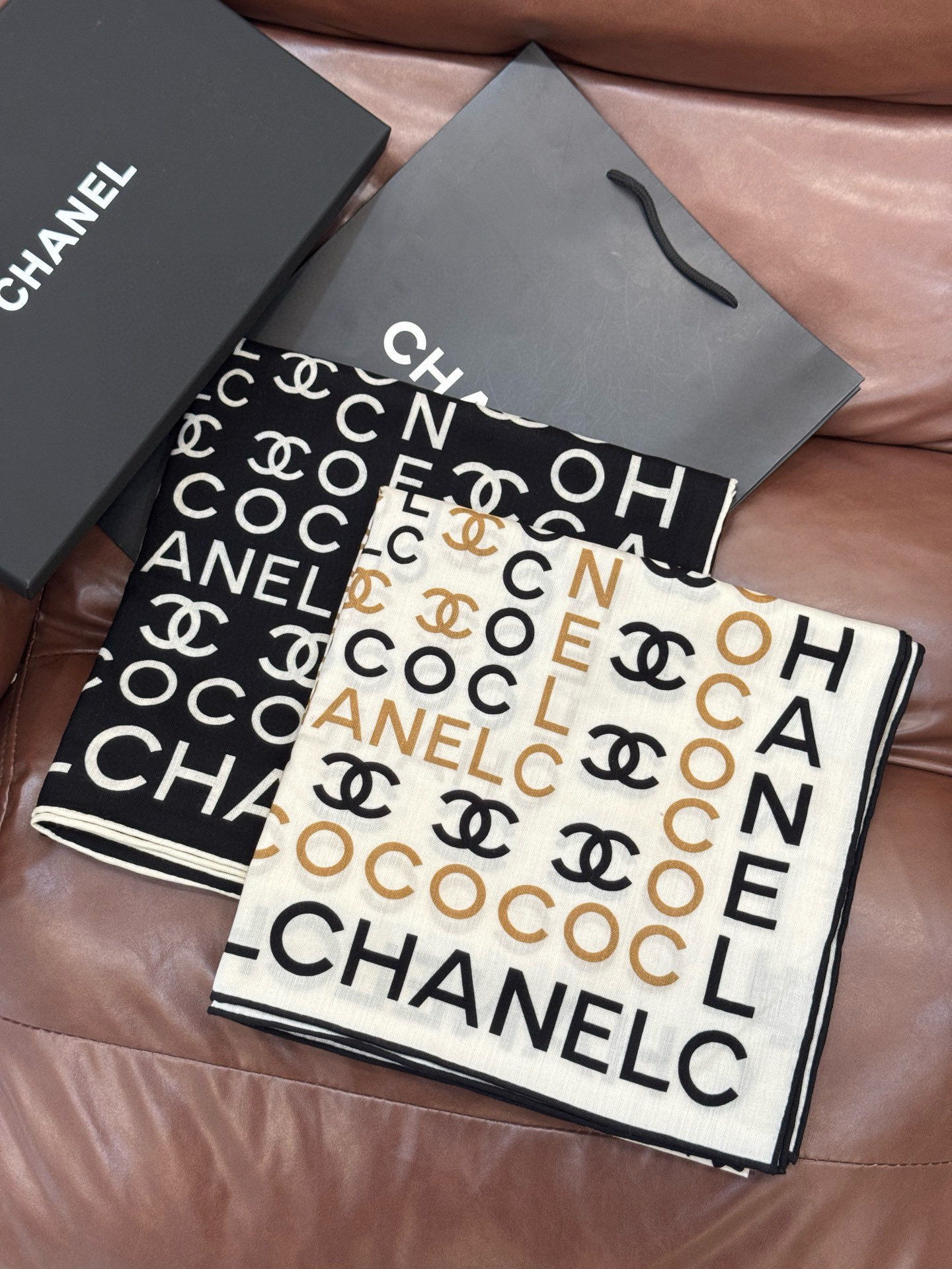 Chanel ~20。【140顶级双面丝绒披肩】香家logo与字母的完美碰撞设计底部还有隐隐约约的双C小