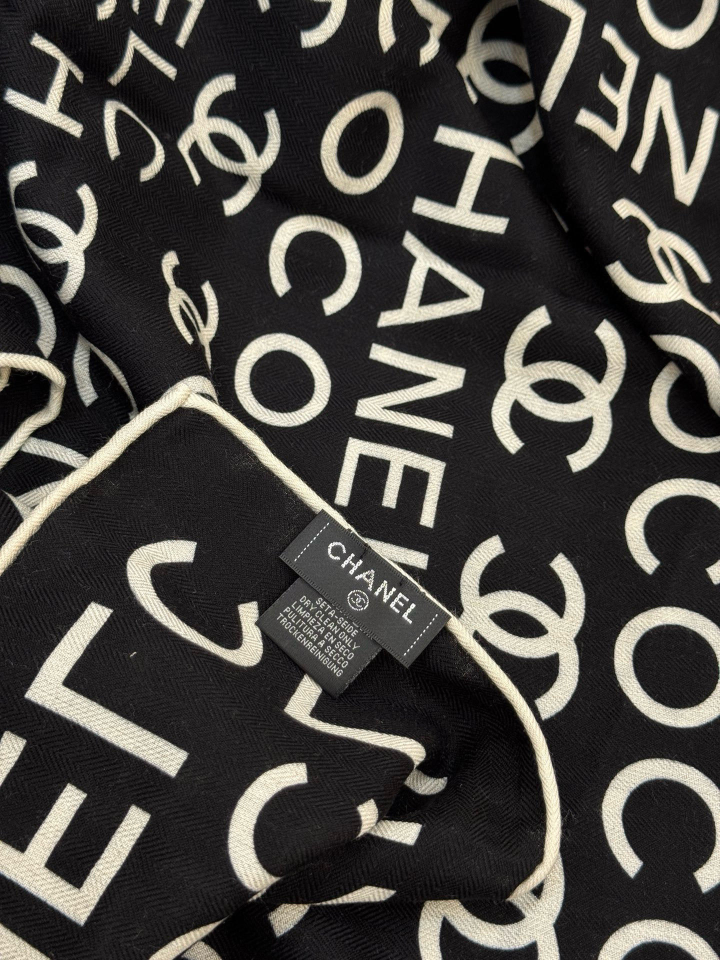 Chanel ~20。【140顶级双面丝绒披肩】香家logo与字母的完美碰撞设计底部还有隐隐约约的双C小