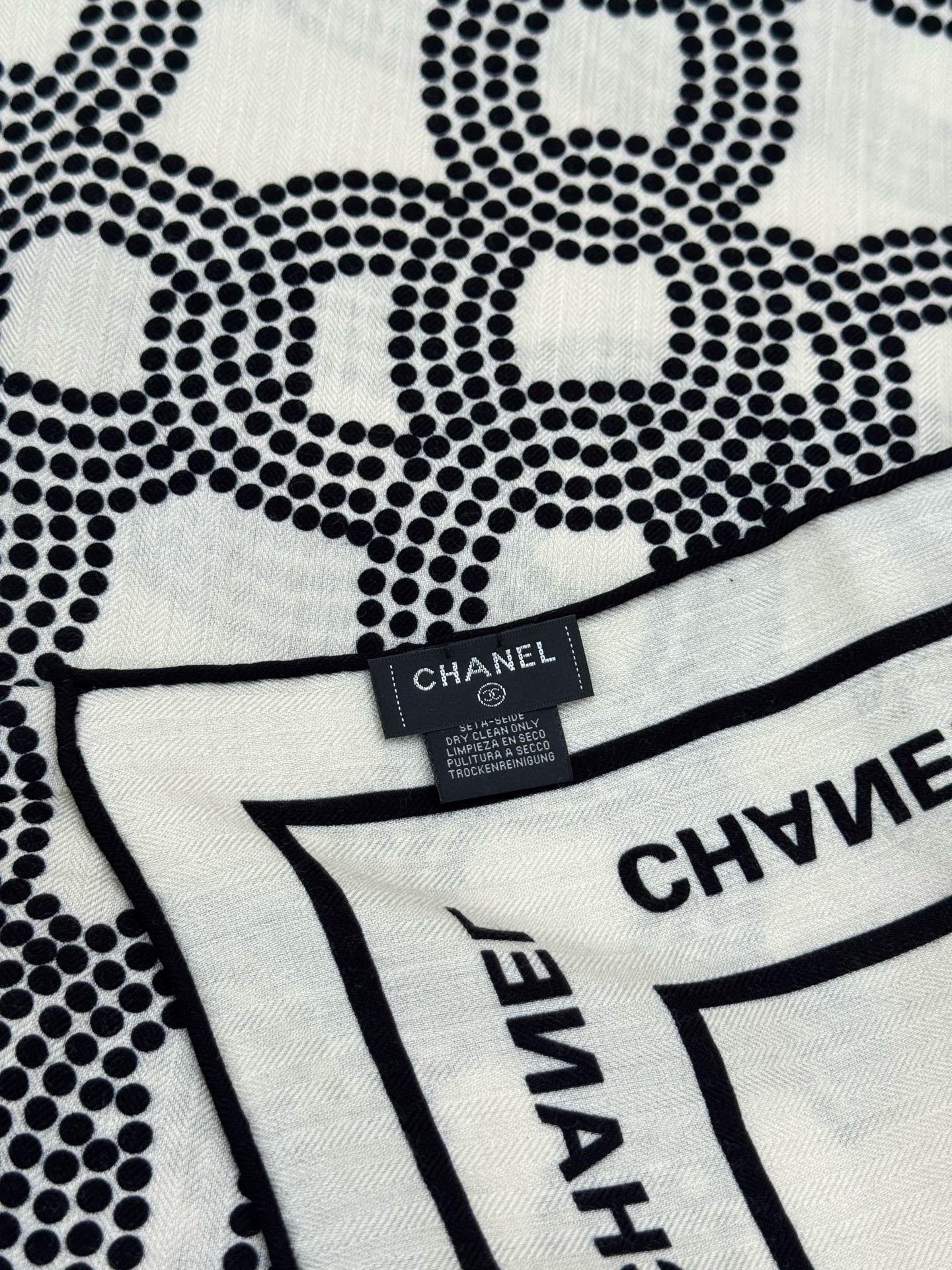 Chanel ~20。【140顶级双面丝绒披肩】香家logo与字母的完美碰撞设计底部还有隐隐约约的双C小