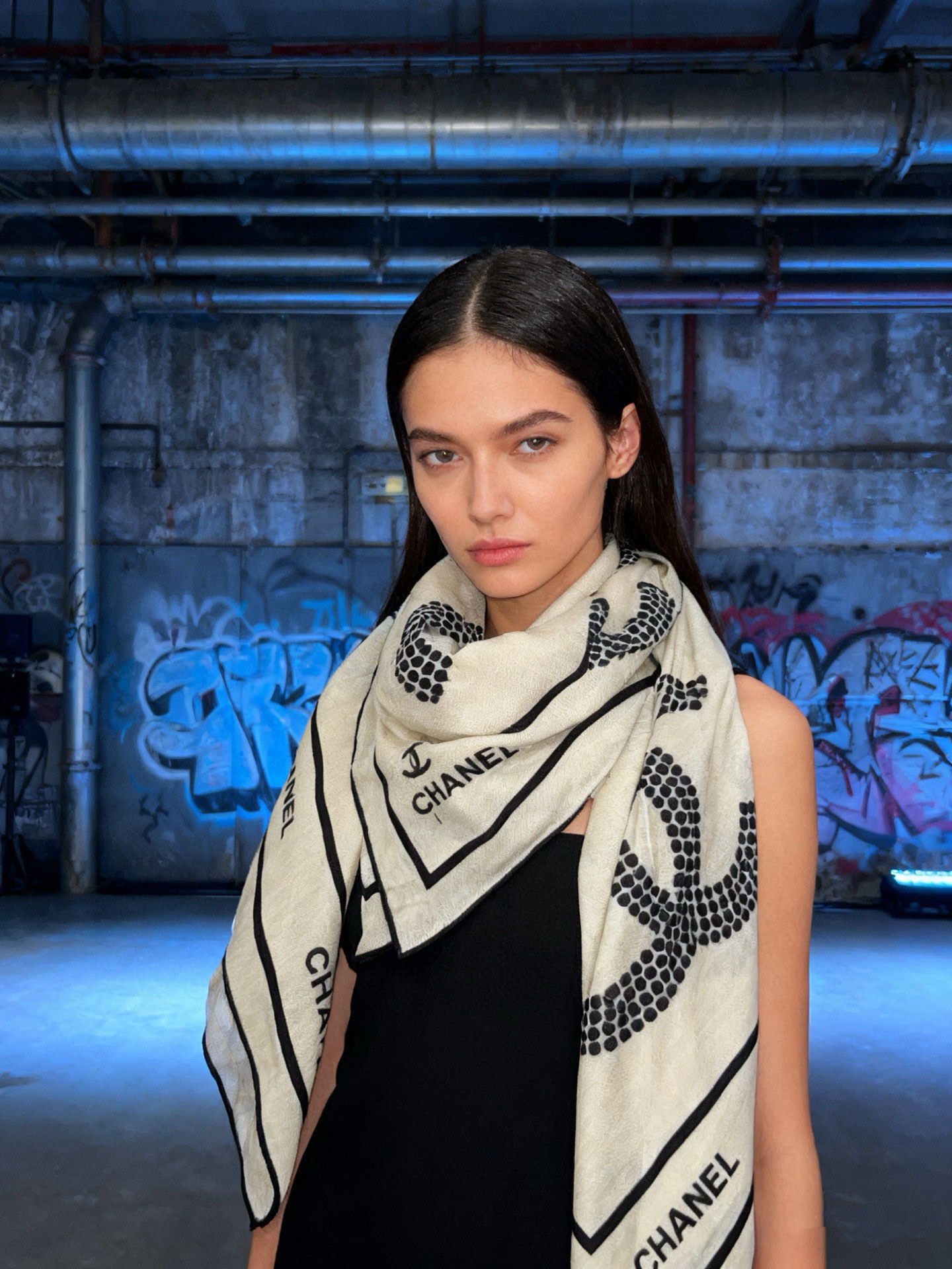 Chanel ~20。【140顶级双面丝绒披肩】香家logo与字母的完美碰撞设计底部还有隐隐约约的双C小