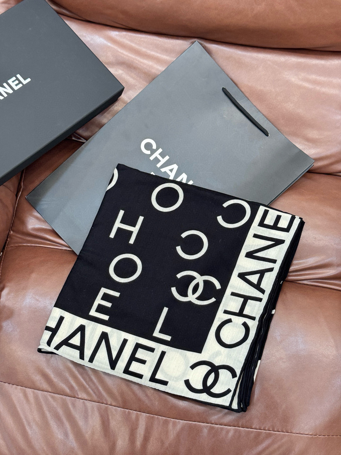 Chanel ~20。【140顶级双面丝绒披肩】香家logo与字母的完美碰撞设计底部还有隐隐约约的双C小