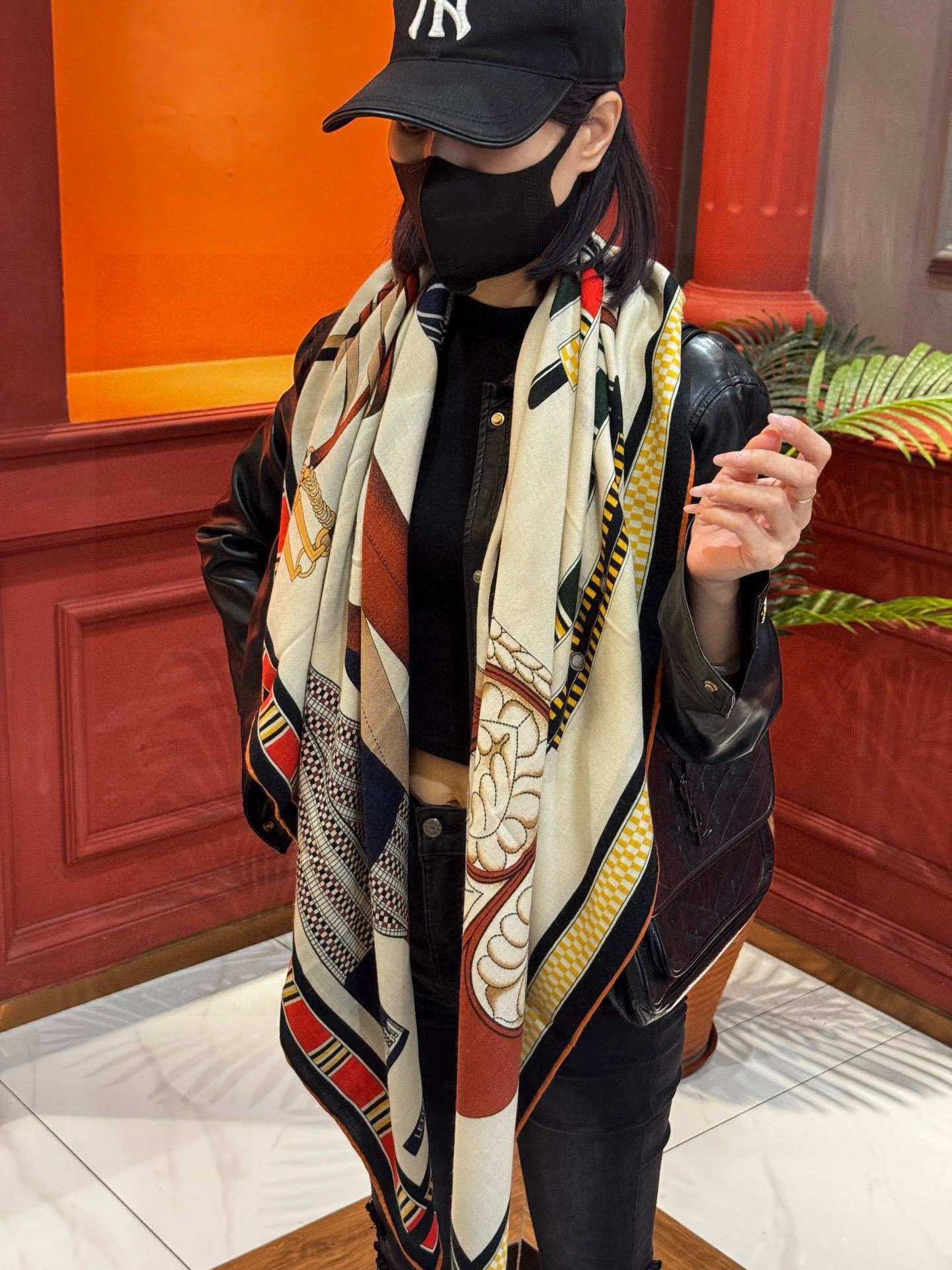 双面同色140cm丝绒方巾💕 《马术密匙》，十九世纪的商品图录汇集了手工匠们的系列产品，或许其中潜藏着某