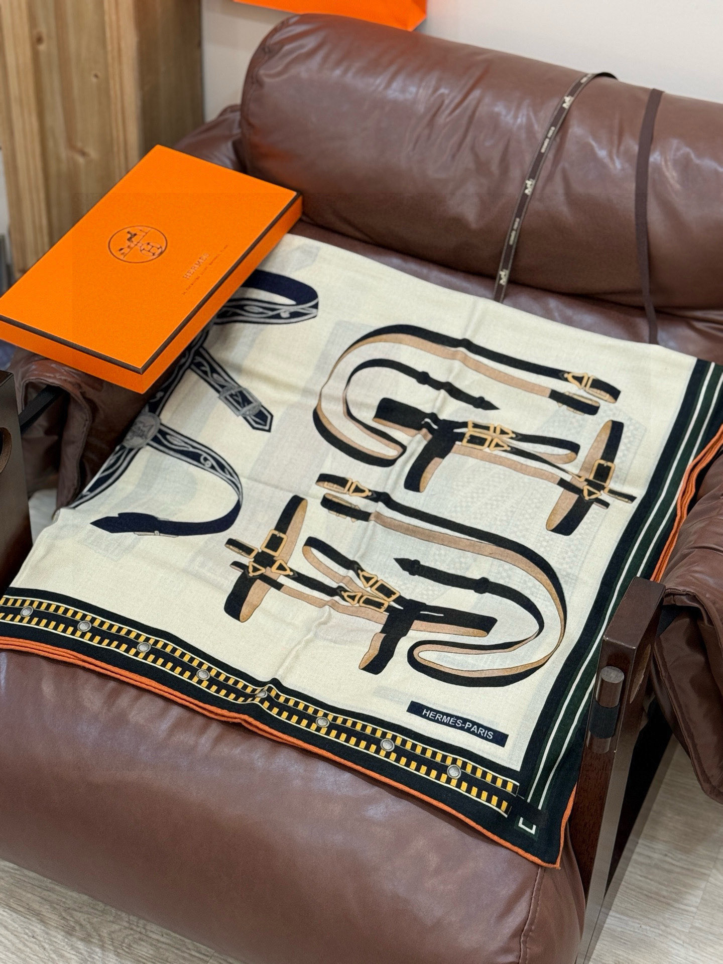 双面同色140cm丝绒方巾💕 《马术密匙》，十九世纪的商品图录汇集了手工匠们的系列产品，或许其中潜藏着某