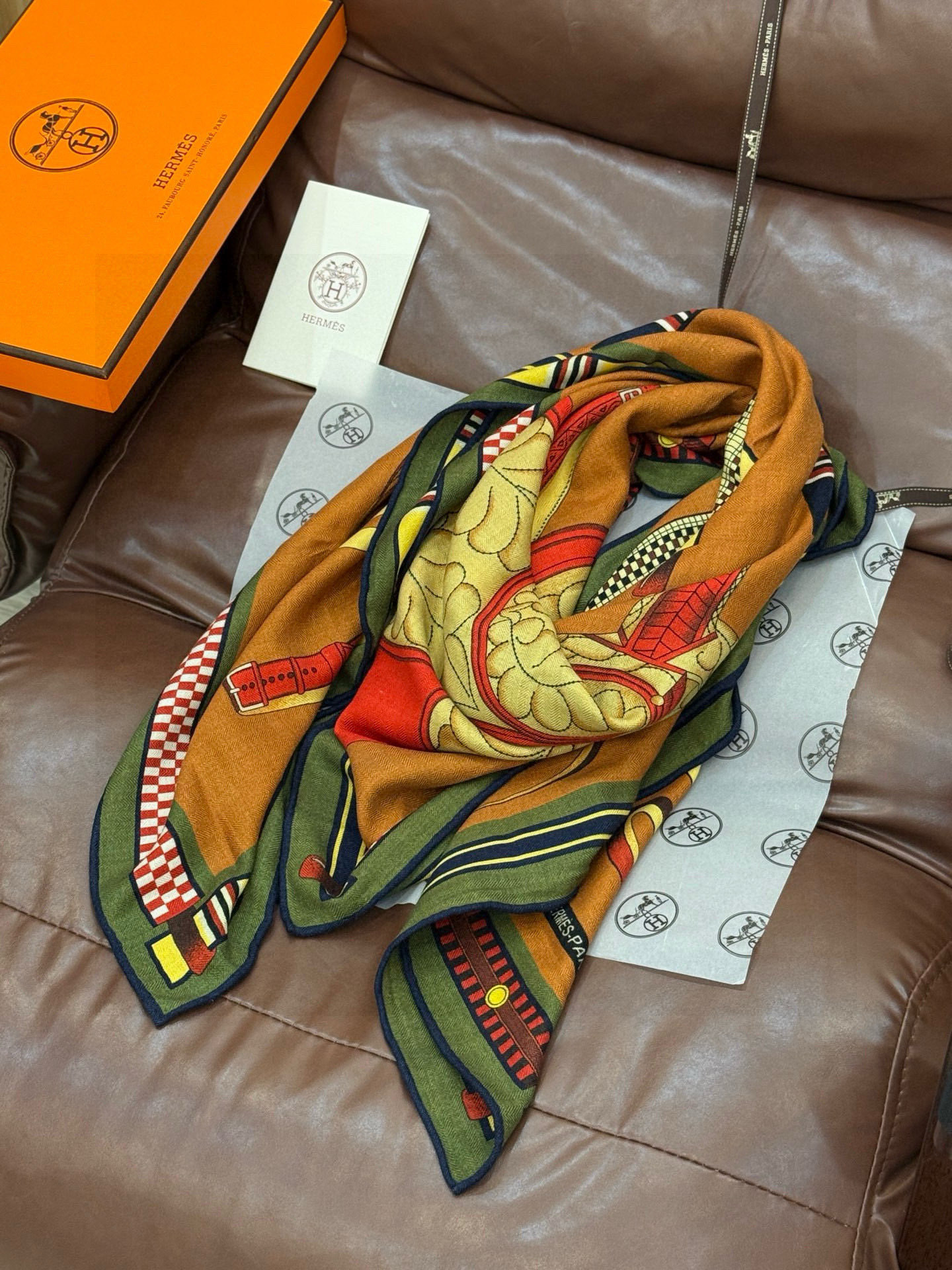 双面同色140cm丝绒方巾💕 《马术密匙》,十九世纪的商品图录汇集了手工匠们的系列产品,或许其中潜藏着某