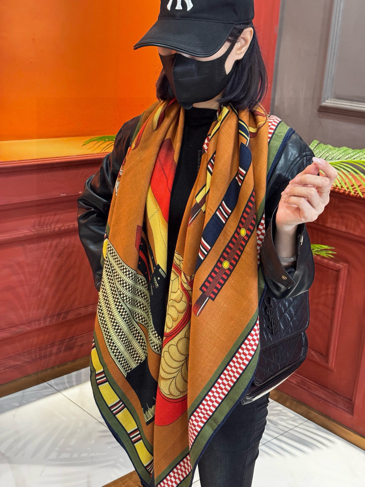 双面同色140cm丝绒方巾💕 《马术密匙》,十九世纪的商品图录汇集了手工匠们的系列产品,或许其中潜藏着某