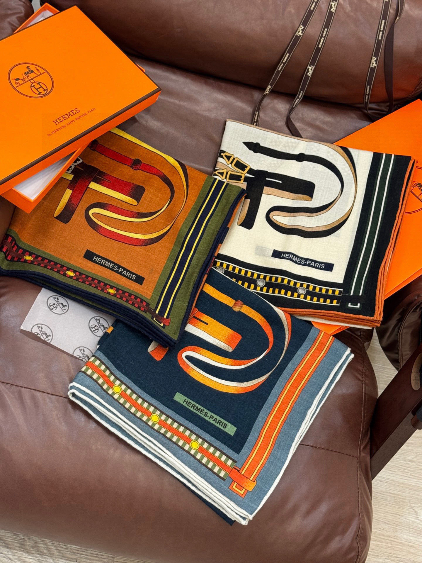 双面同色140cm丝绒方巾💕 《马术密匙》,十九世纪的商品图录汇集了手工匠们的系列产品,或许其中潜藏着某