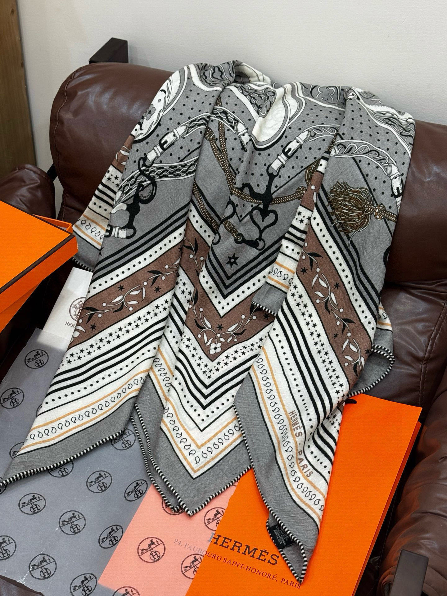 上新💕。丝绒方巾 【爱马仕2025春夏 亚马逊的庆典 Bandana,佩斯利花纹,生机勃勃的图案】(双面