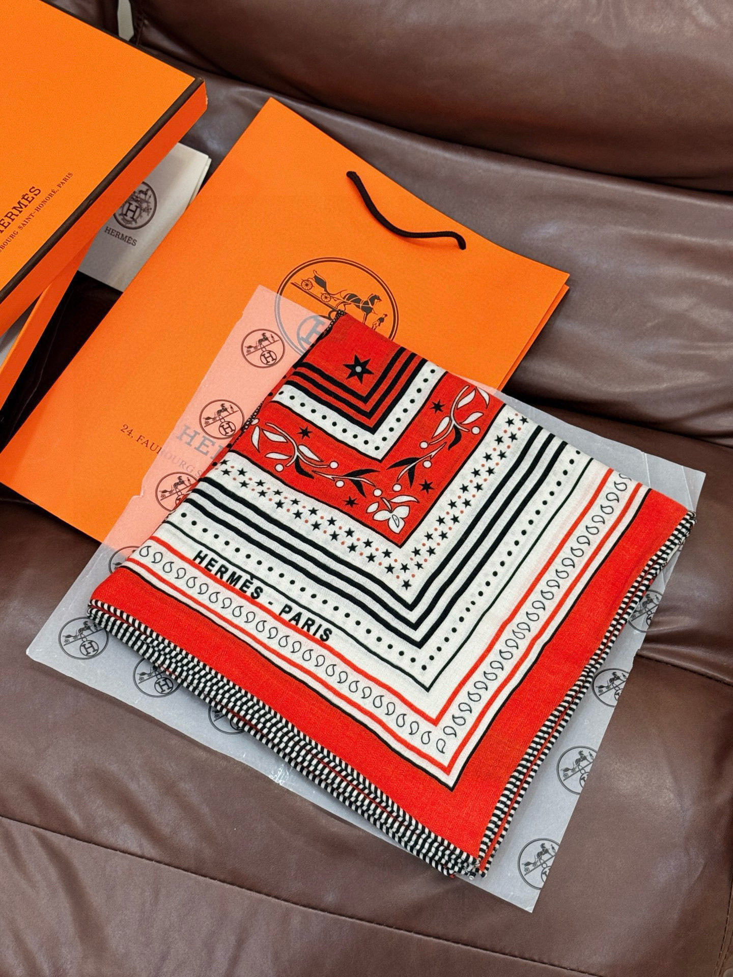 上新💕。丝绒方巾 【爱马仕2025春夏 亚马逊的庆典 Bandana,佩斯利花纹,生机勃勃的图案】(双面