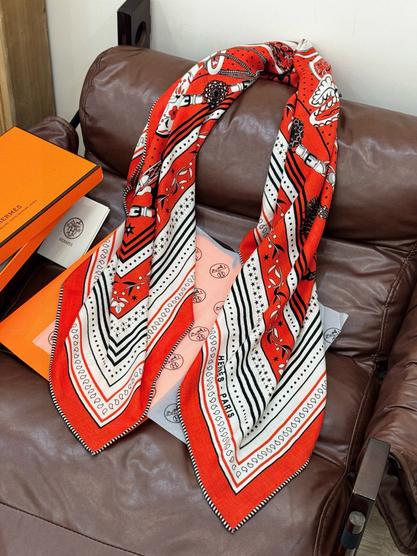 上新💕。丝绒方巾 【爱马仕2025春夏 亚马逊的庆典 Bandana,佩斯利花纹,生机勃勃的图案】(双面