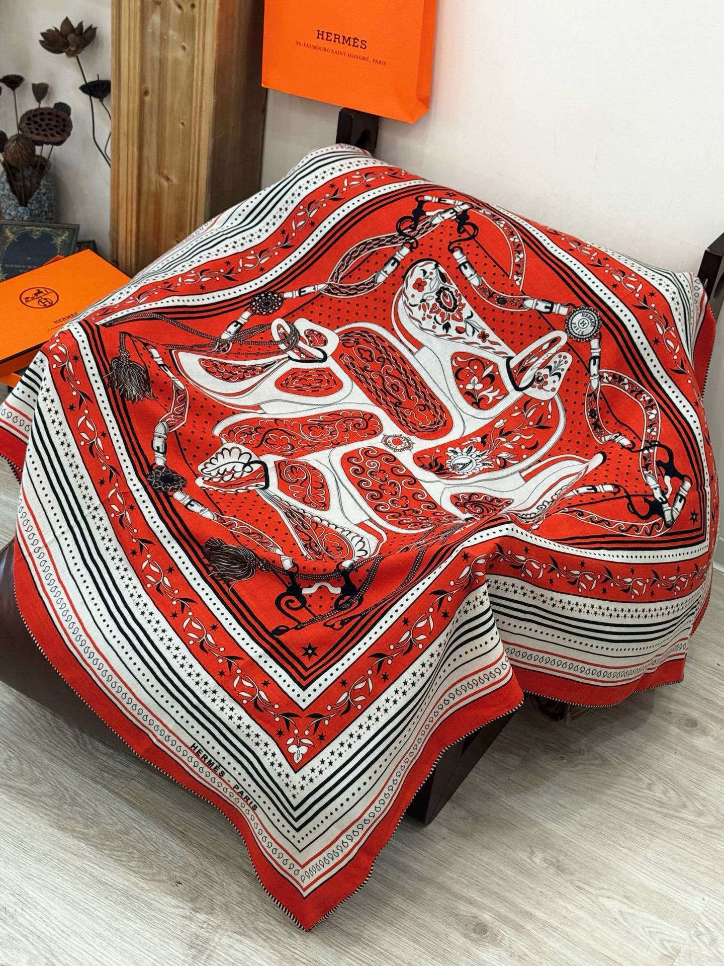 上新💕。丝绒方巾 【爱马仕2025春夏 亚马逊的庆典 Bandana,佩斯利花纹,生机勃勃的图案】(双面