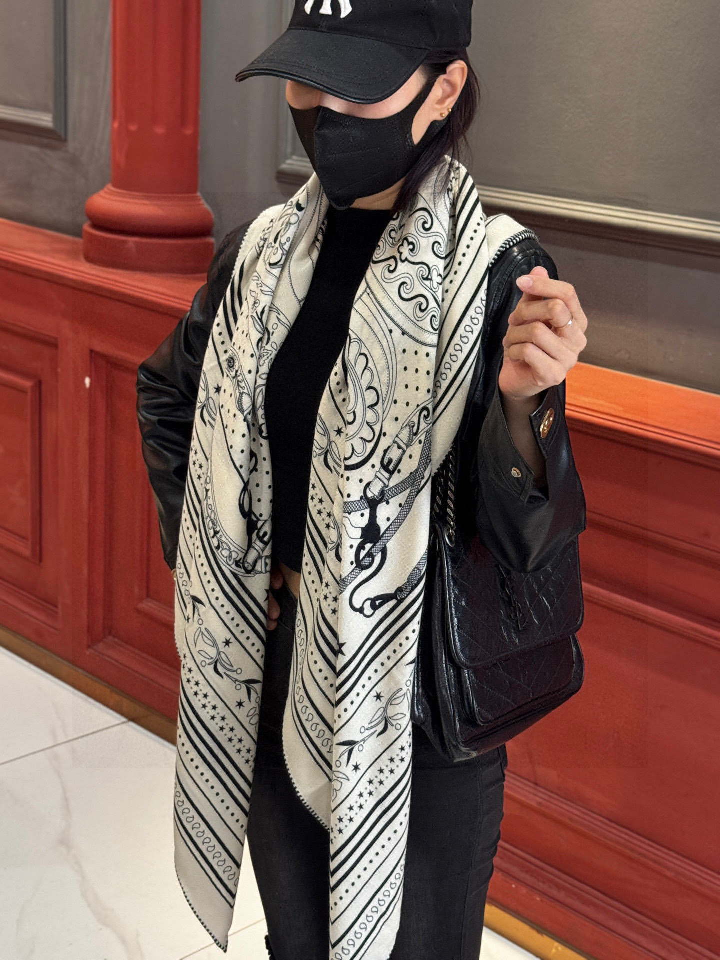 上新💕。丝绒方巾 【爱马仕2025春夏 亚马逊的庆典 Bandana,佩斯利花纹,生机勃勃的图案】(双面