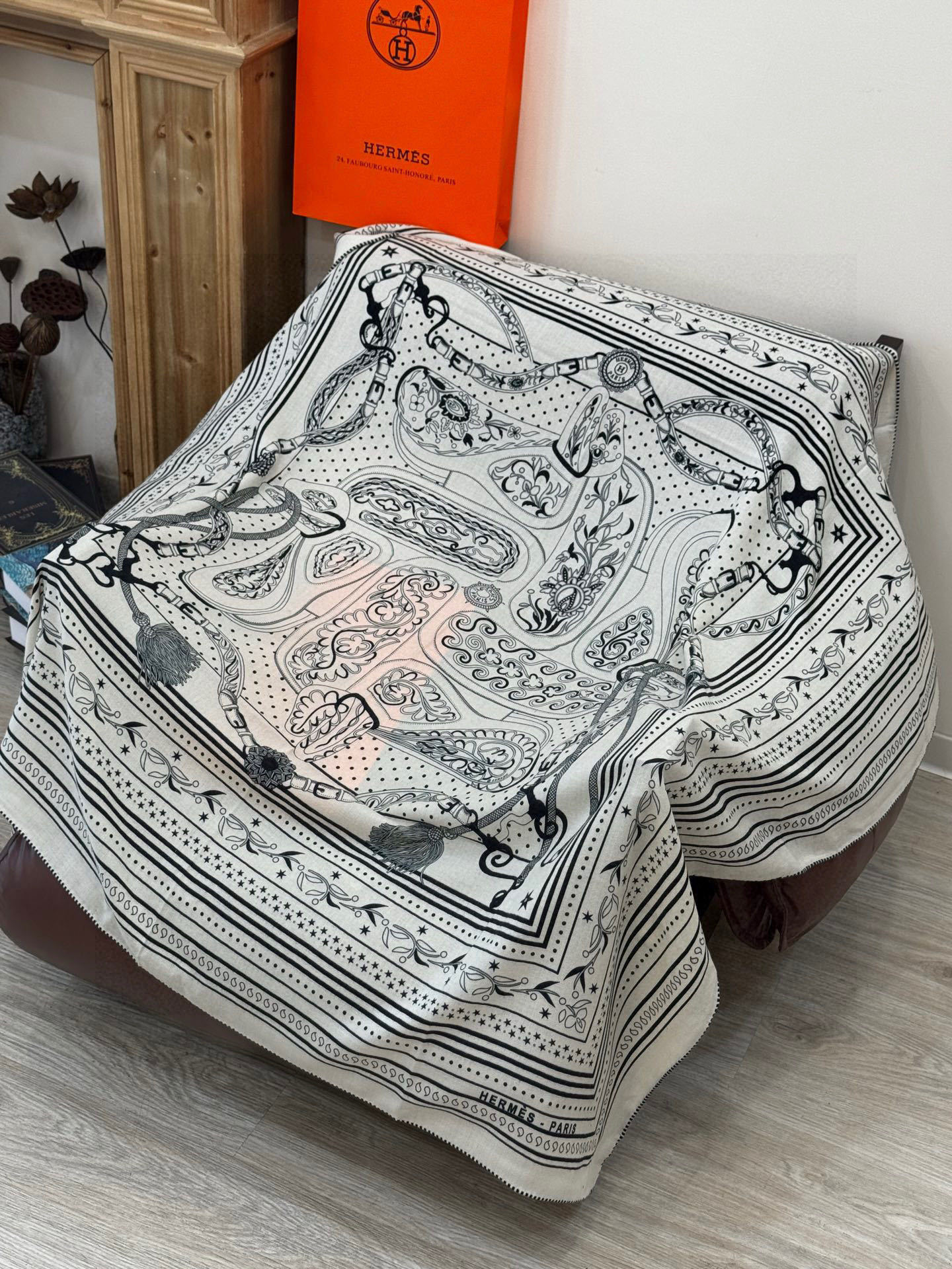 上新💕。丝绒方巾 【爱马仕2025春夏 亚马逊的庆典 Bandana,佩斯利花纹,生机勃勃的图案】(双面