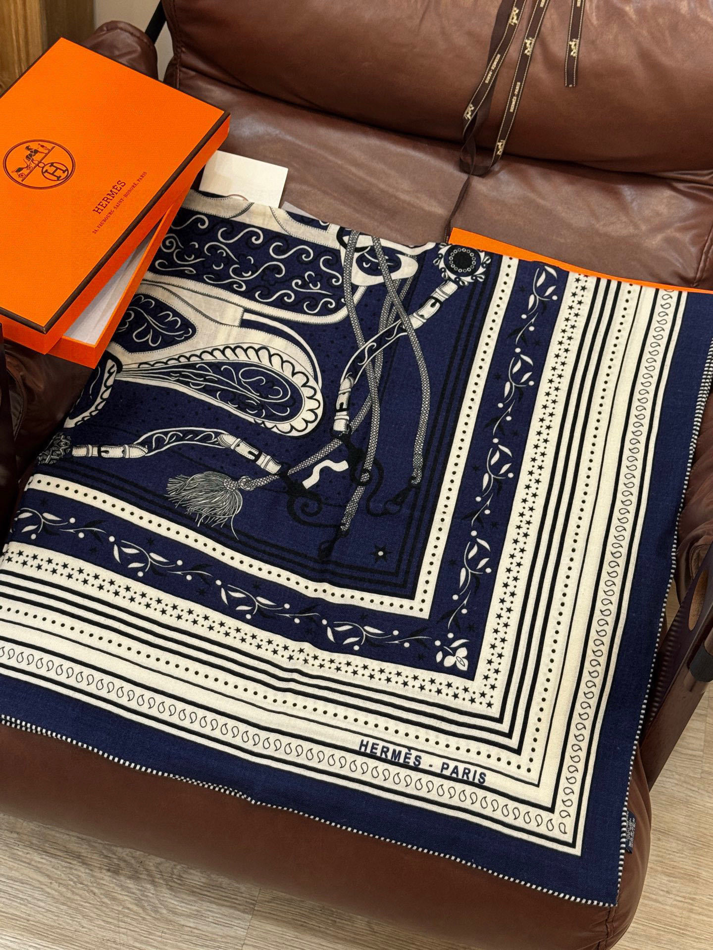 上新💕。丝绒方巾 【爱马仕2025春夏 亚马逊的庆典 Bandana,佩斯利花纹,生机勃勃的图案】(双面