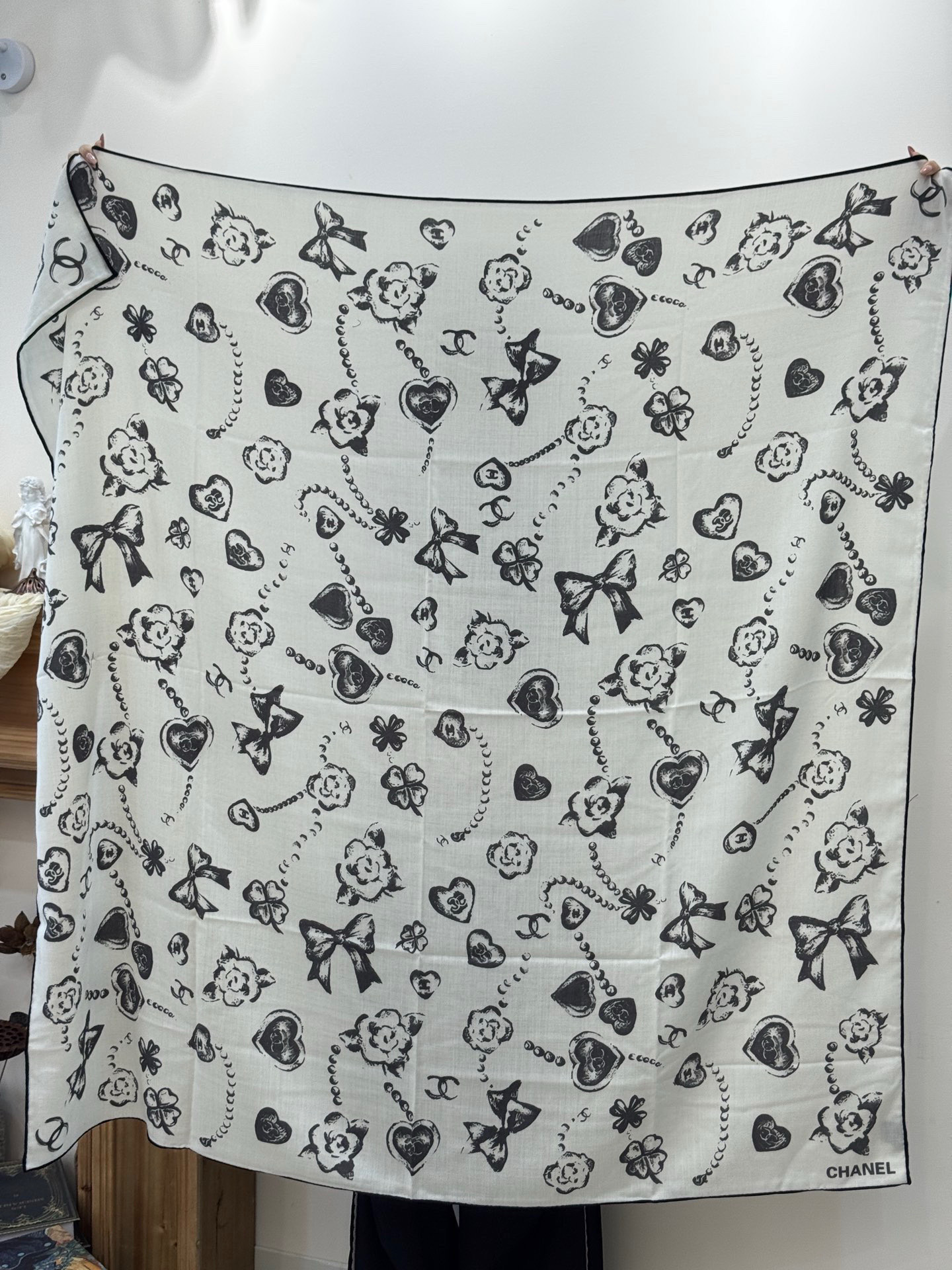 Chanel ~25秋冬新品~【爱心珍珠四叶草】【140双面丝绒披肩】手工卷边丝绒方巾(30%桑蚕丝70