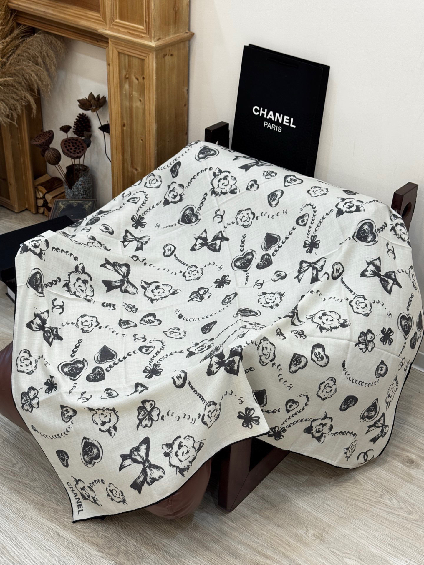 Chanel ~25秋冬新品~【爱心珍珠四叶草】【140双面丝绒披肩】手工卷边丝绒方巾(30%桑蚕丝70