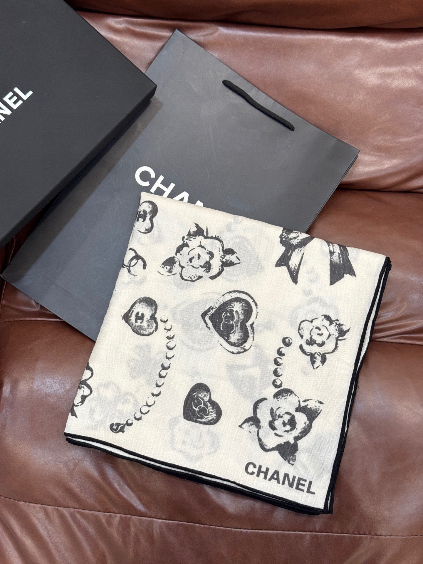 Chanel ~25秋冬新品~【爱心珍珠四叶草】【140双面丝绒披肩】手工卷边丝绒方巾(30%桑蚕丝70