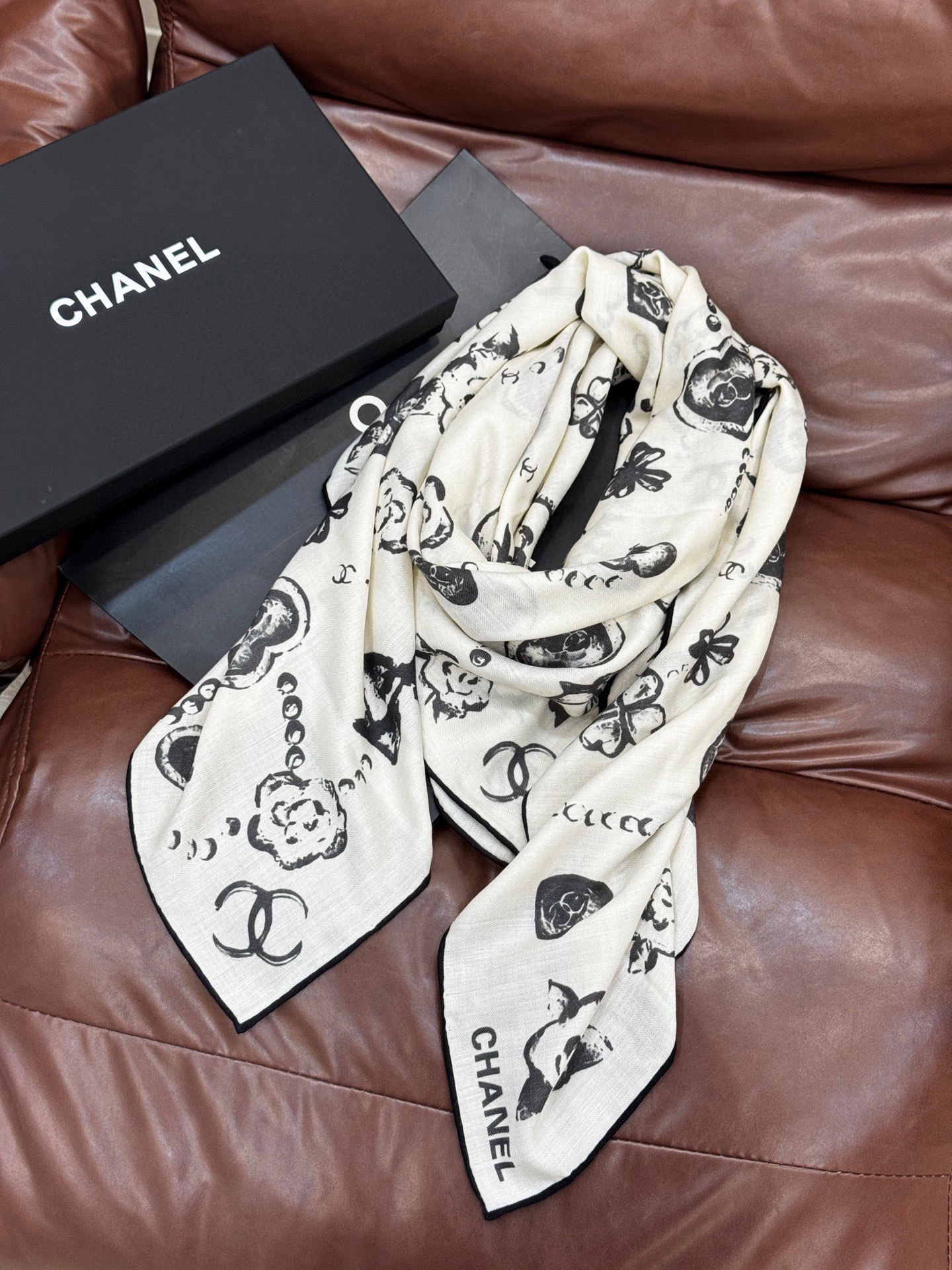 Chanel ~25秋冬新品~【爱心珍珠四叶草】【140双面丝绒披肩】手工卷边丝绒方巾(30%桑蚕丝70