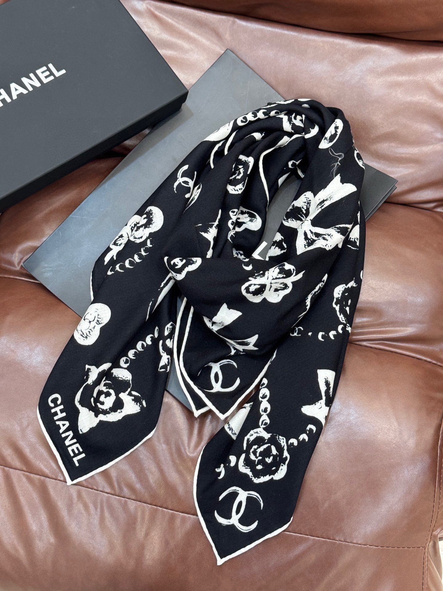 Chanel ~25秋冬新品~【爱心珍珠四叶草】【140双面丝绒披肩】手工卷边丝绒方巾(30%桑蚕丝70