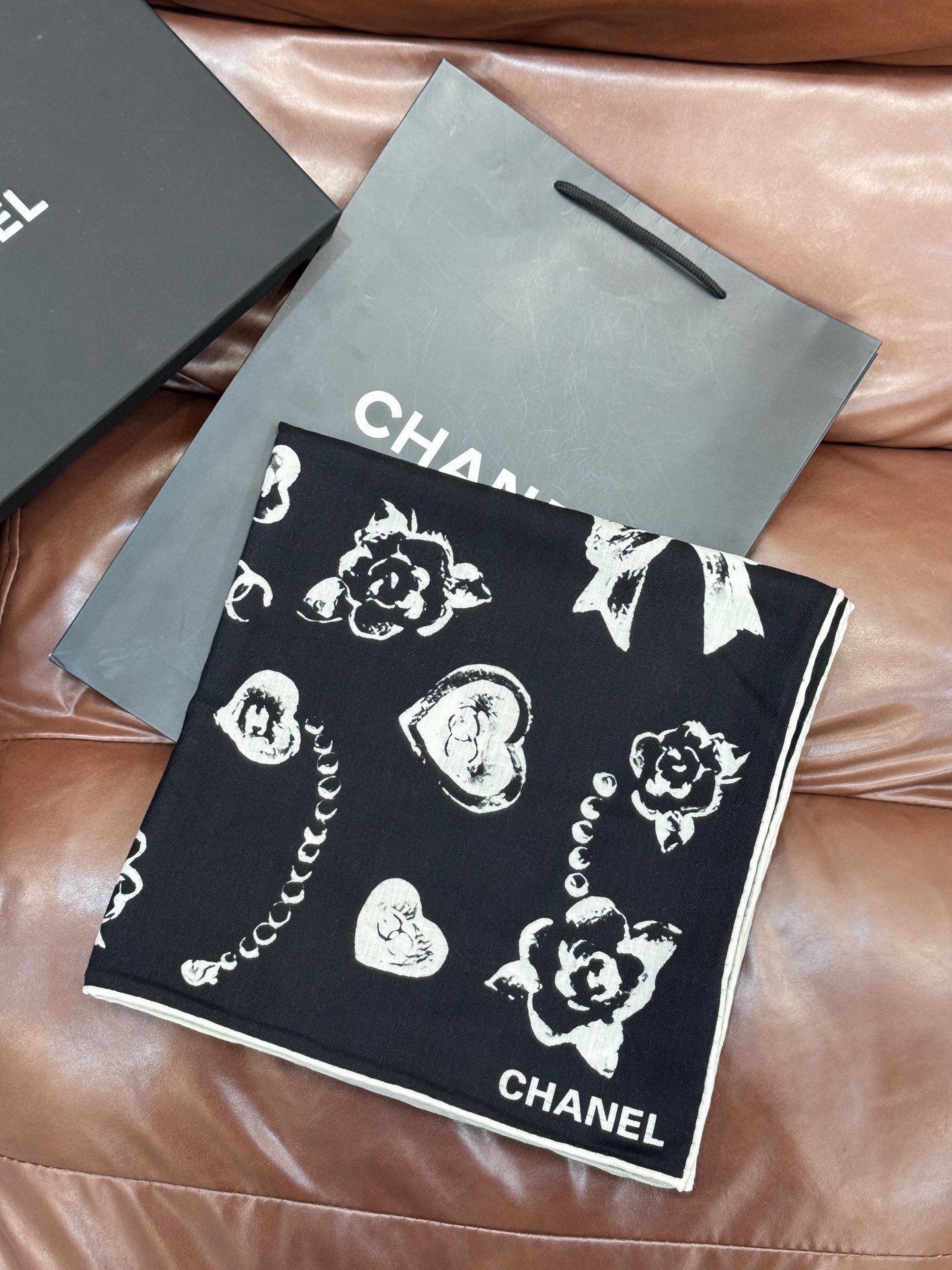 Chanel ~25秋冬新品~【爱心珍珠四叶草】【140双面丝绒披肩】手工卷边丝绒方巾(30%桑蚕丝70